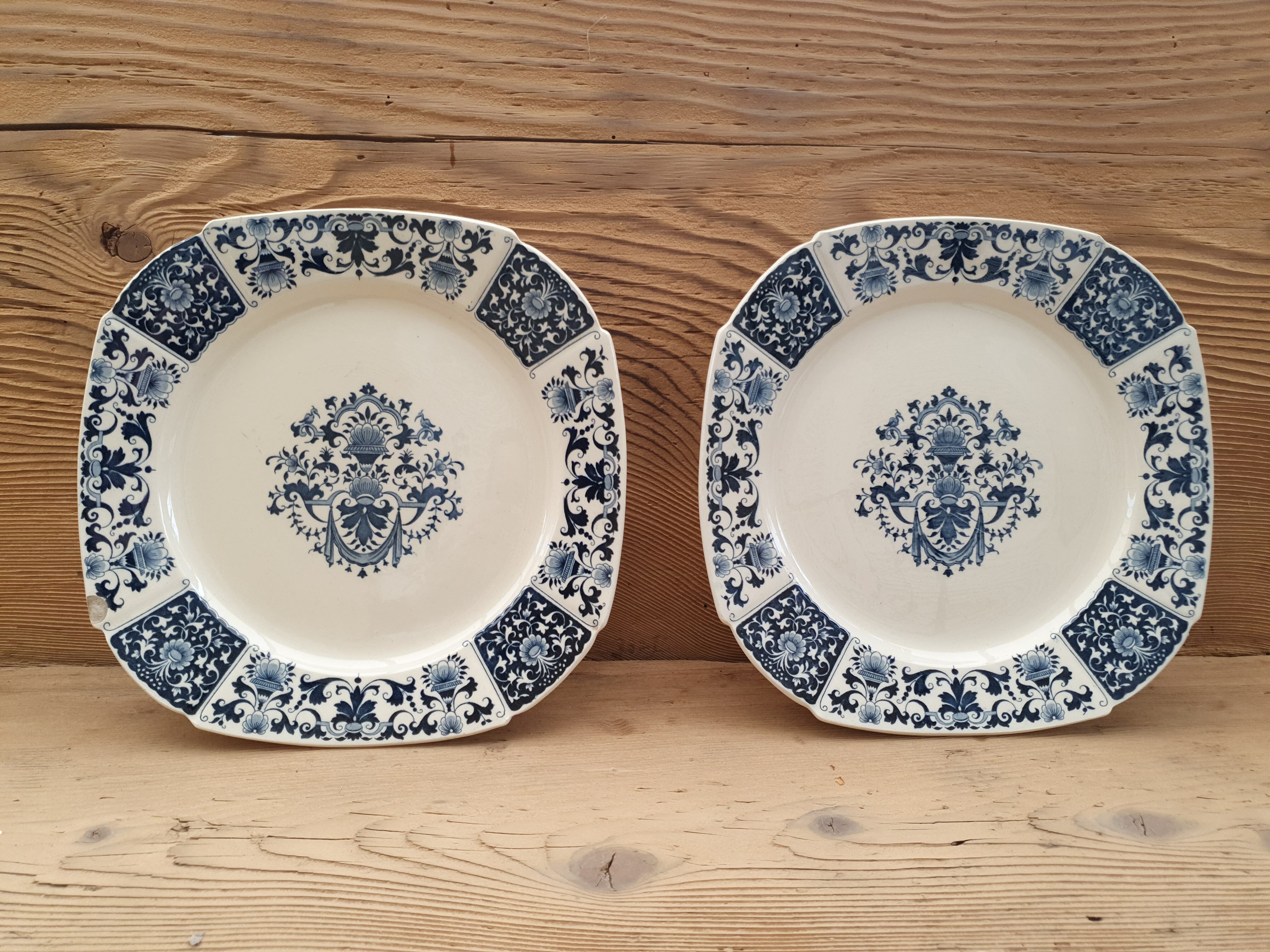 Pair of plates on presentation legs, terre de Fer Gien