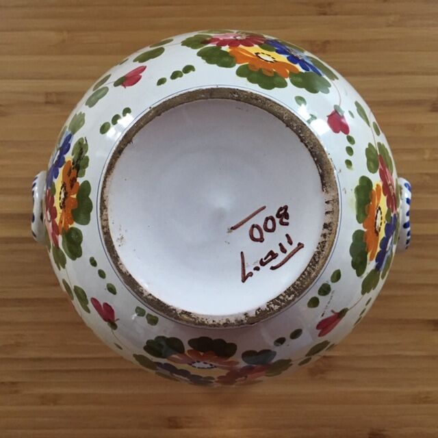 Pot signed flower décor