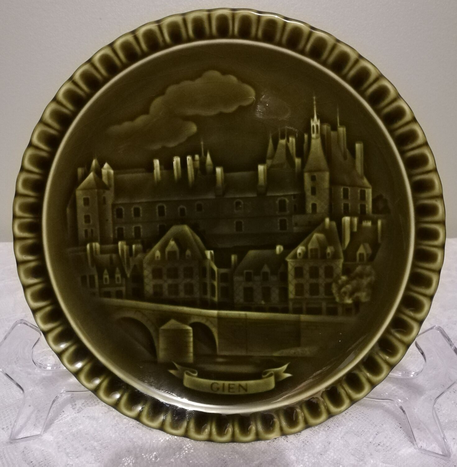 Plate in slip Gien decoration " castle of Gien "