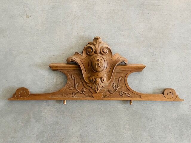 Monogrammed architectural element RE