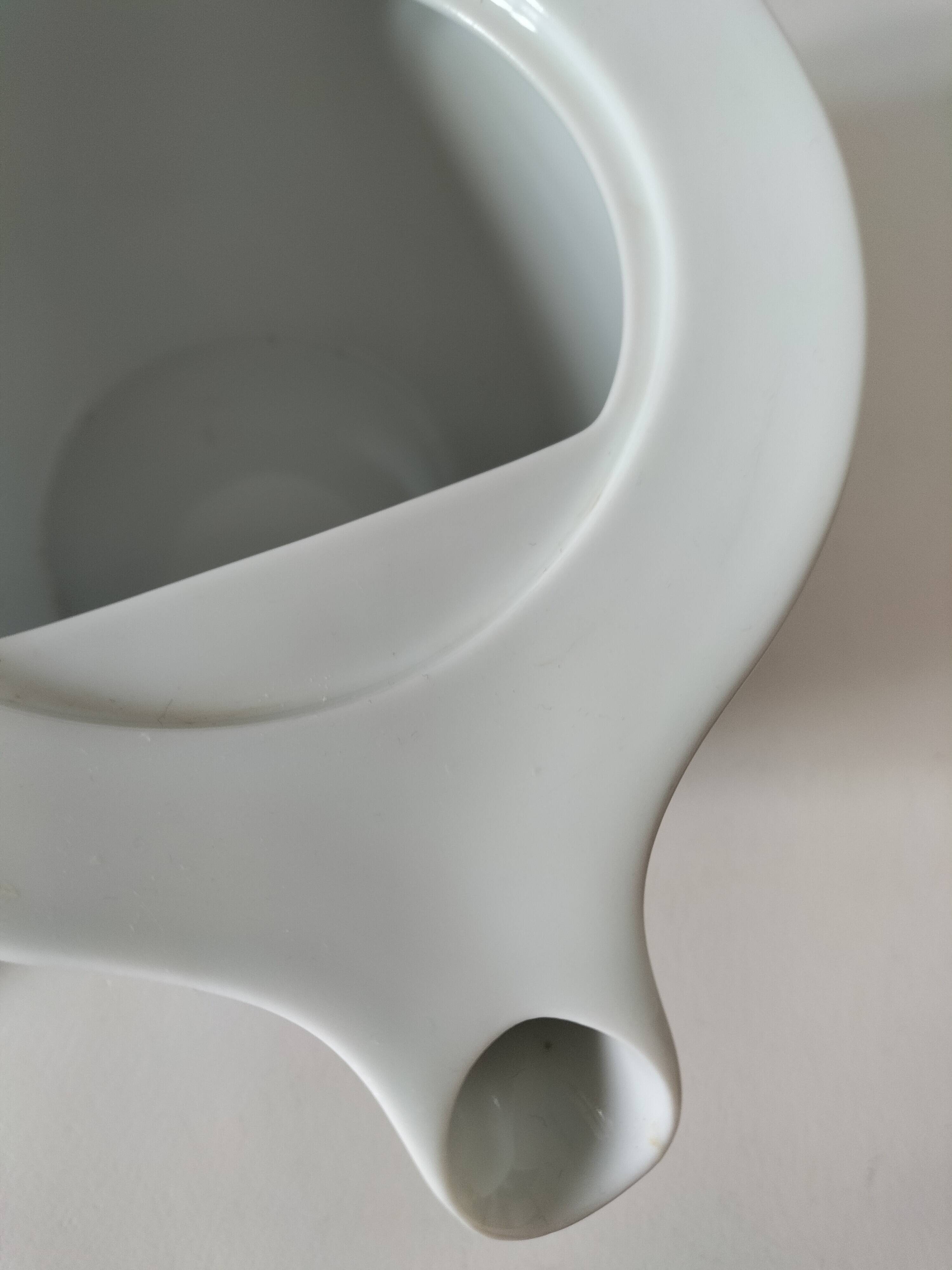 Graphic teapot in white porcelain with a minimalist design.
