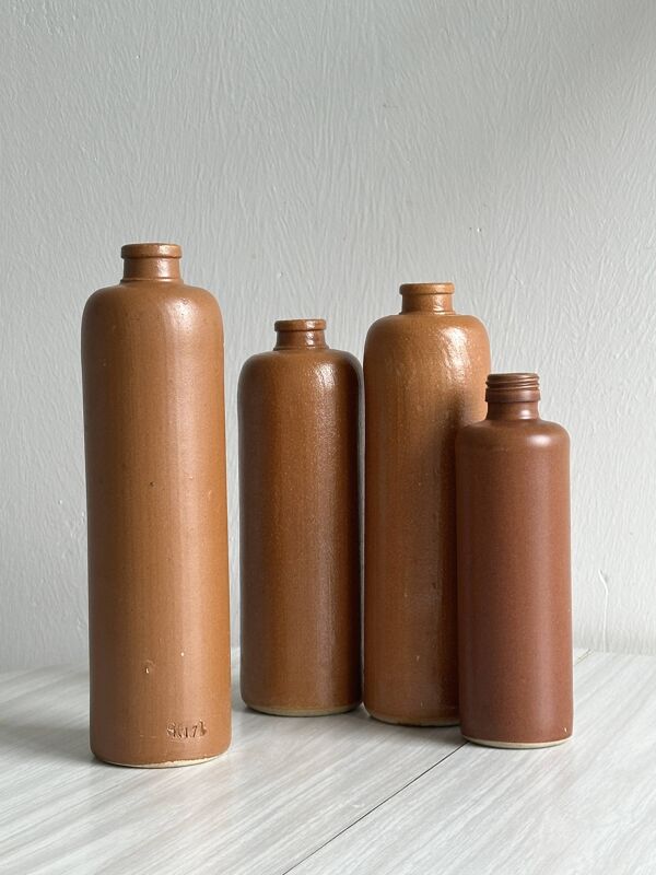 Ensemble de bouteilles anciennes en grès