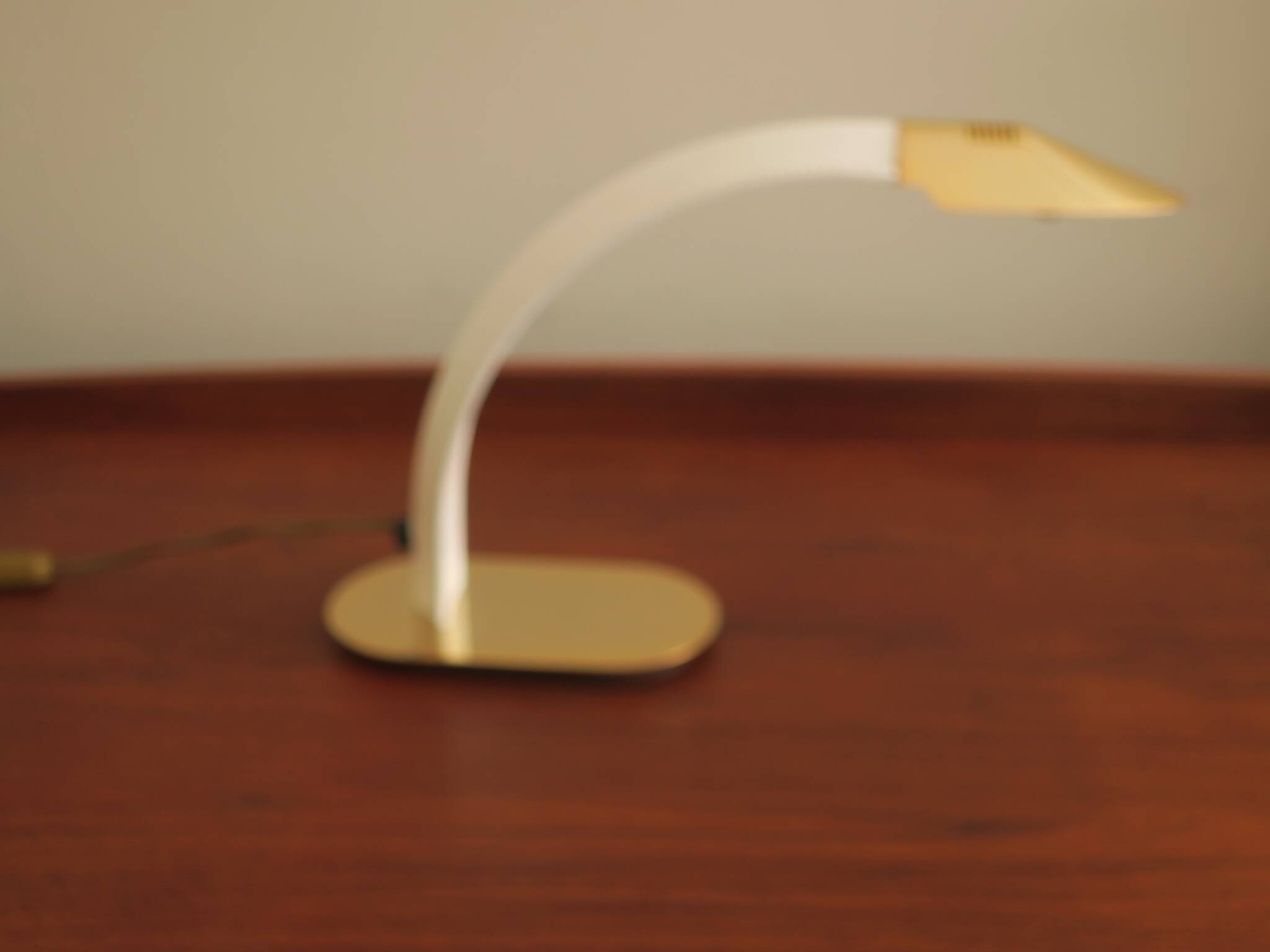 Lampe de bureau vintage en cuir gravé et en laiton plaqué or, Italie années 1970