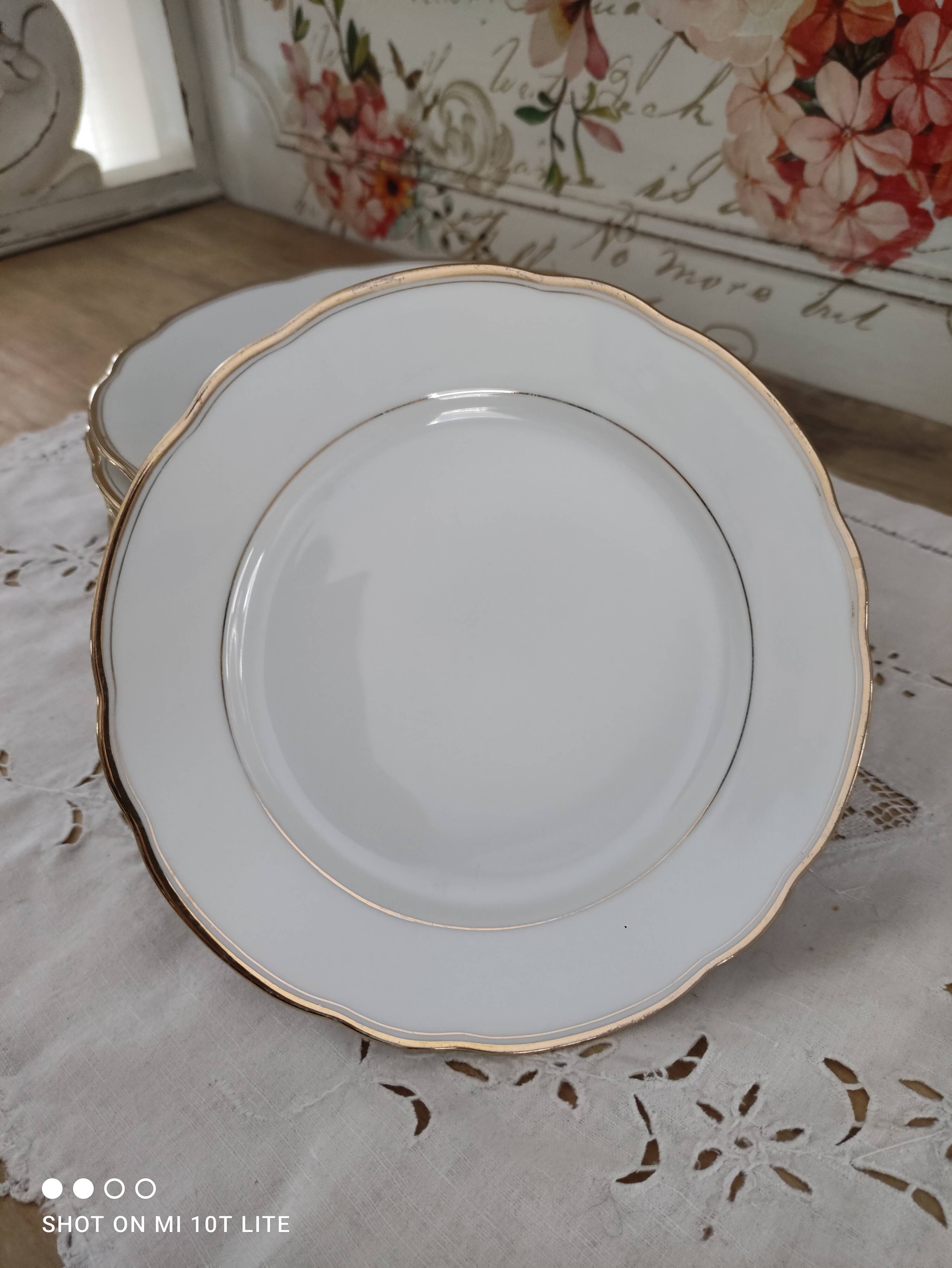 Lot de 11 assiettes à dessert en porcelaine suisse blanche double liseré doré