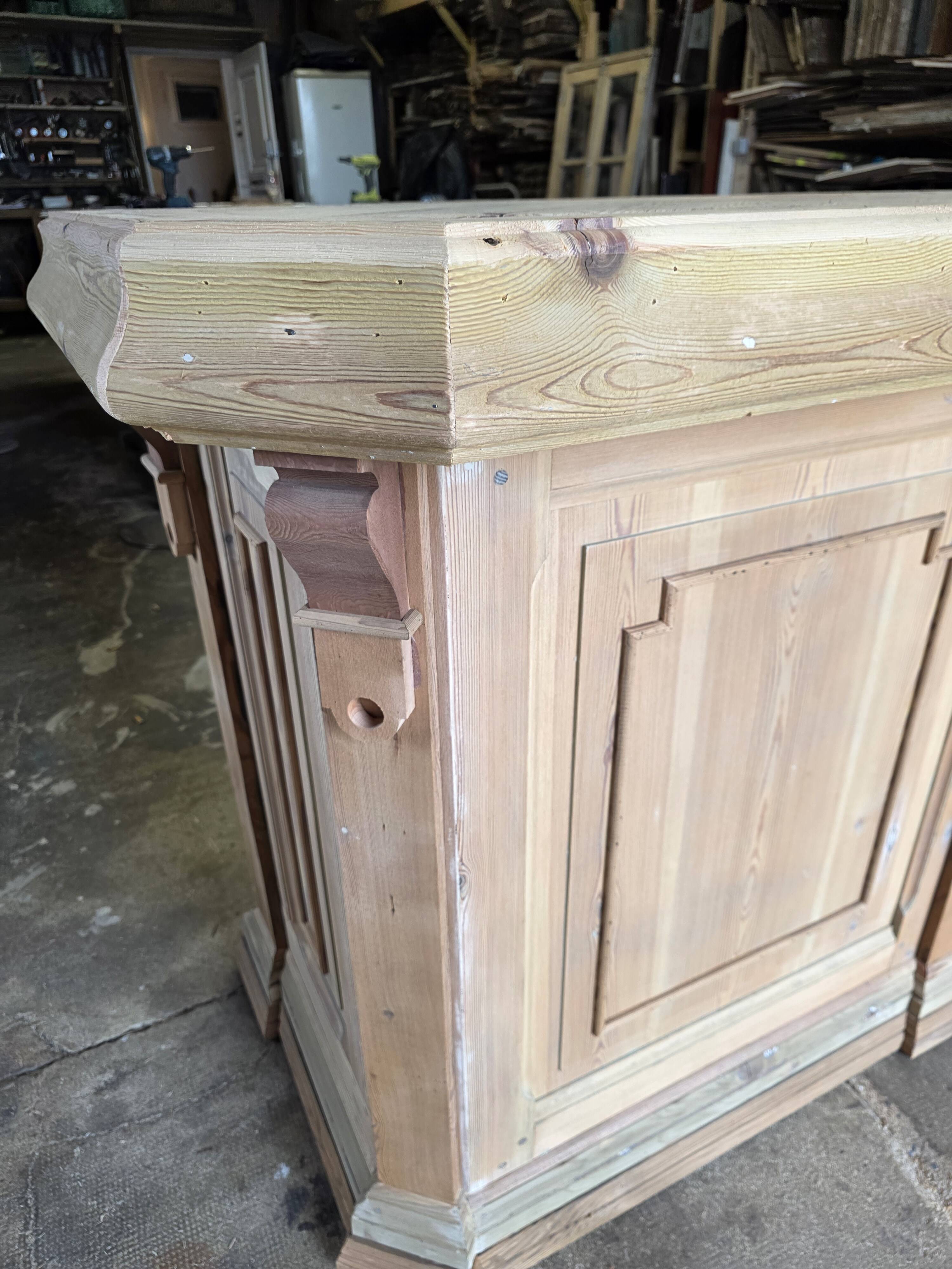 Bistro counter with a Hungarian point design.