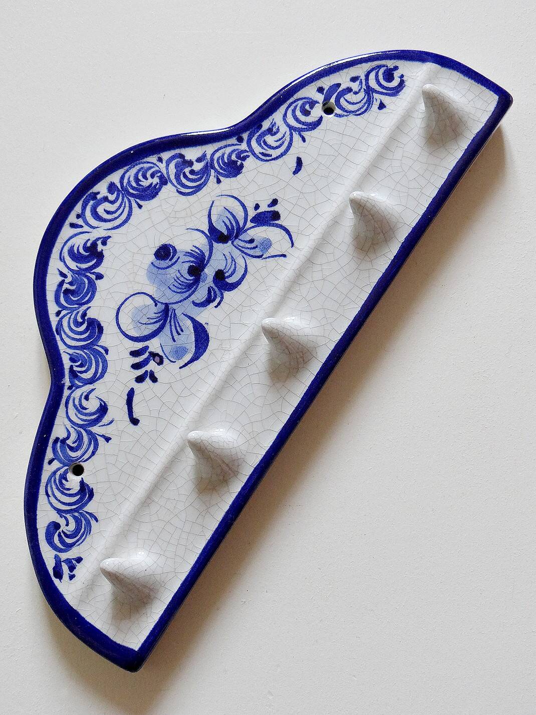 Cracked ceramic jewelry holder