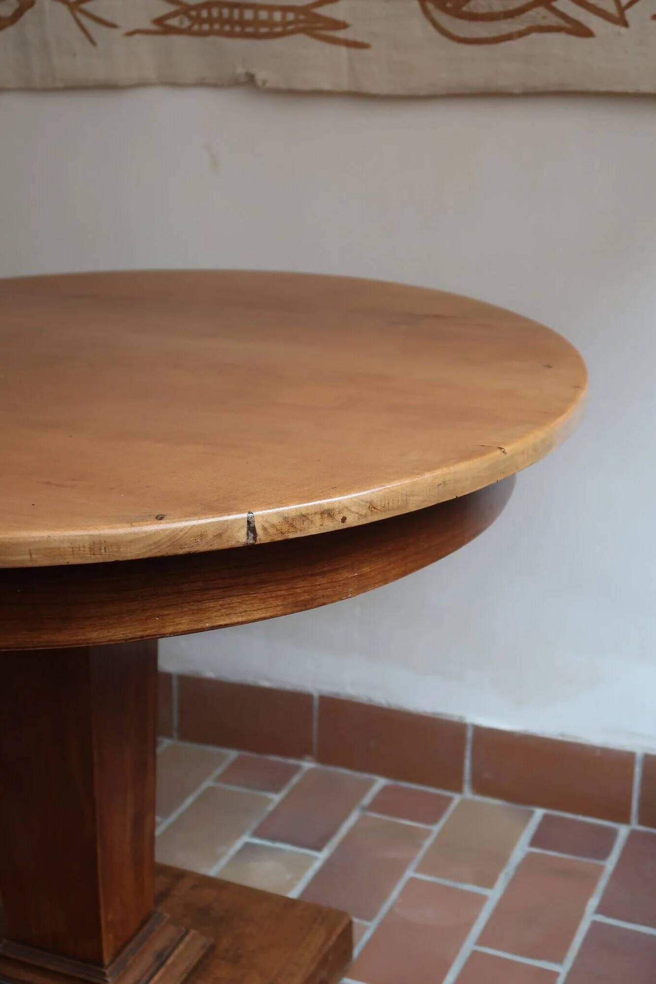 Table ronde en frêne, pied central mouluré, art déco
