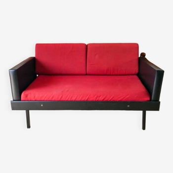 Canapé Day Bed en skaï, tissus rouge chiné et métal noir 1950