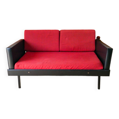 Canapé Day Bed en skaï, tissus rouge chiné et métal noir 1950