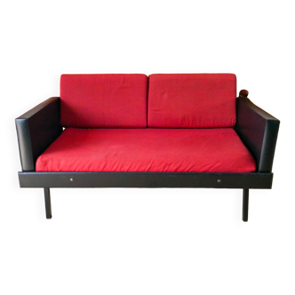 Canapé Day Bed en skaï, tissus rouge chiné et métal noir 1950