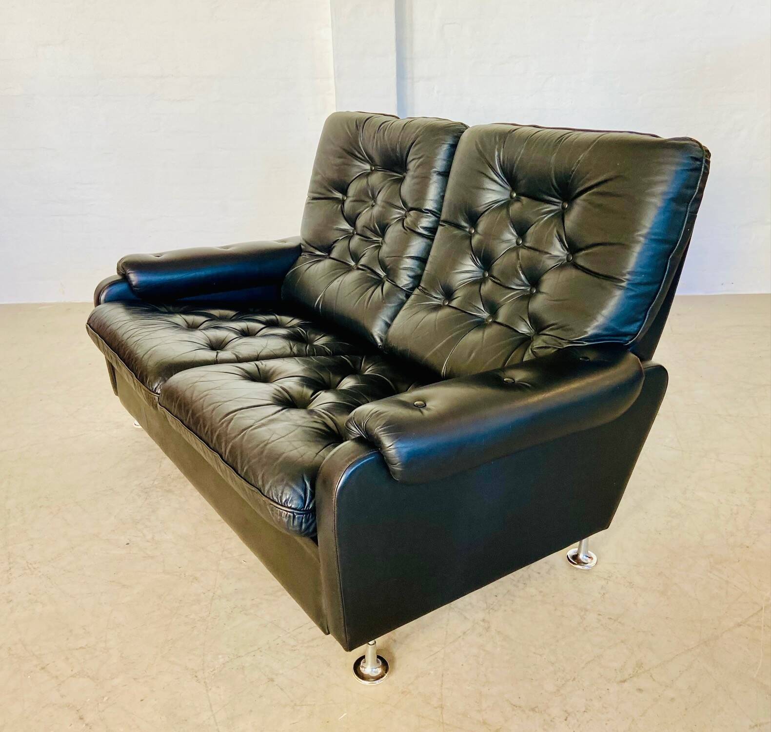 Canapé en cuir noir à boutons, vintage rétro danois pour 2 personnes, années 1970.