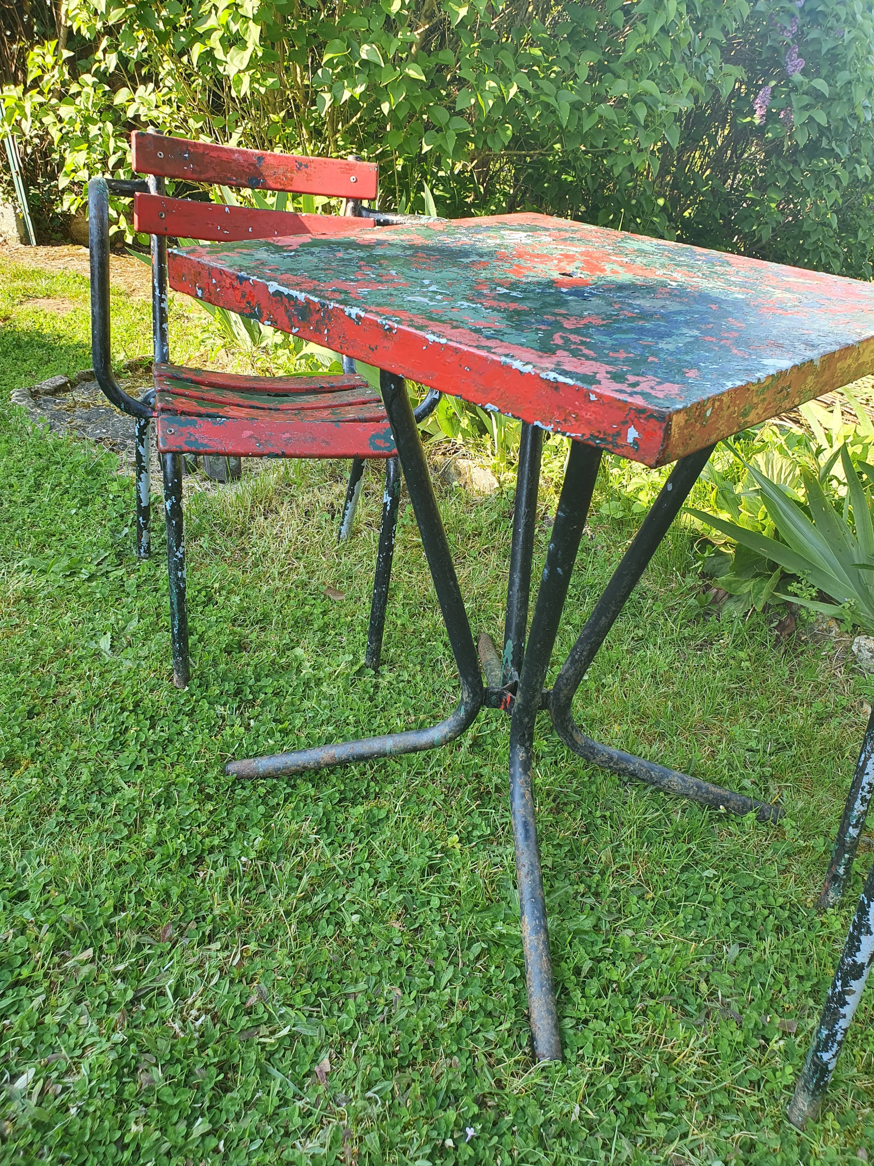 Garden table and armchairs
