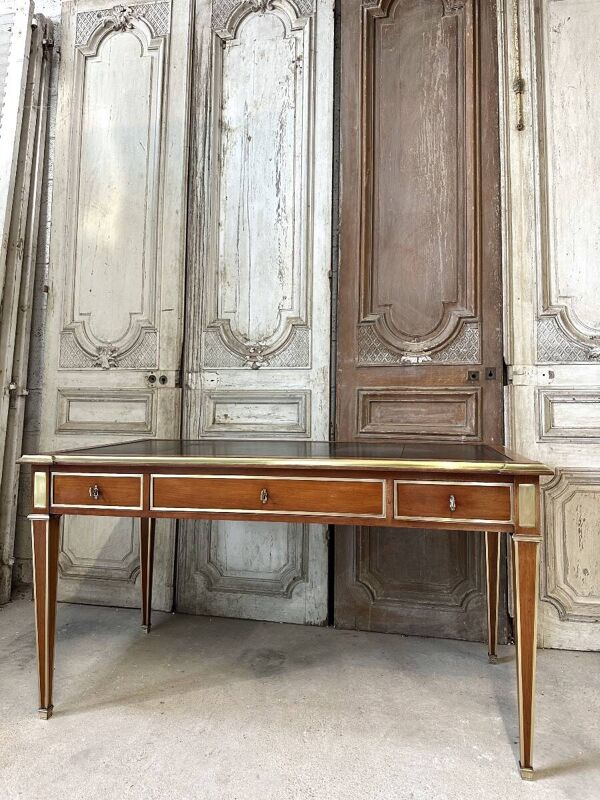 Bureau plat de style Directoire en merisier XXe siècle