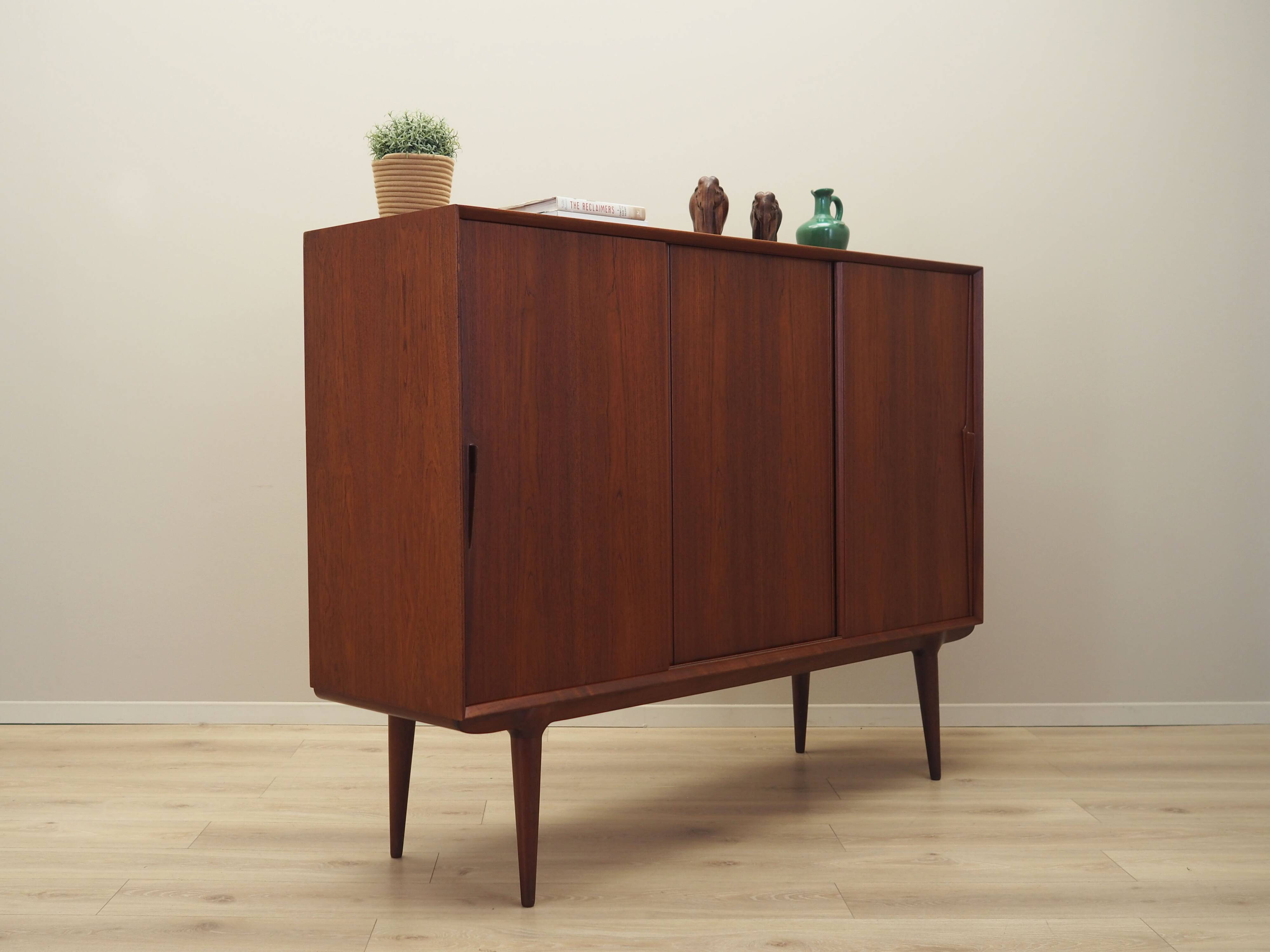 Buffet haut en teck, design danois, années 1970, fabricant : Omann Jun
