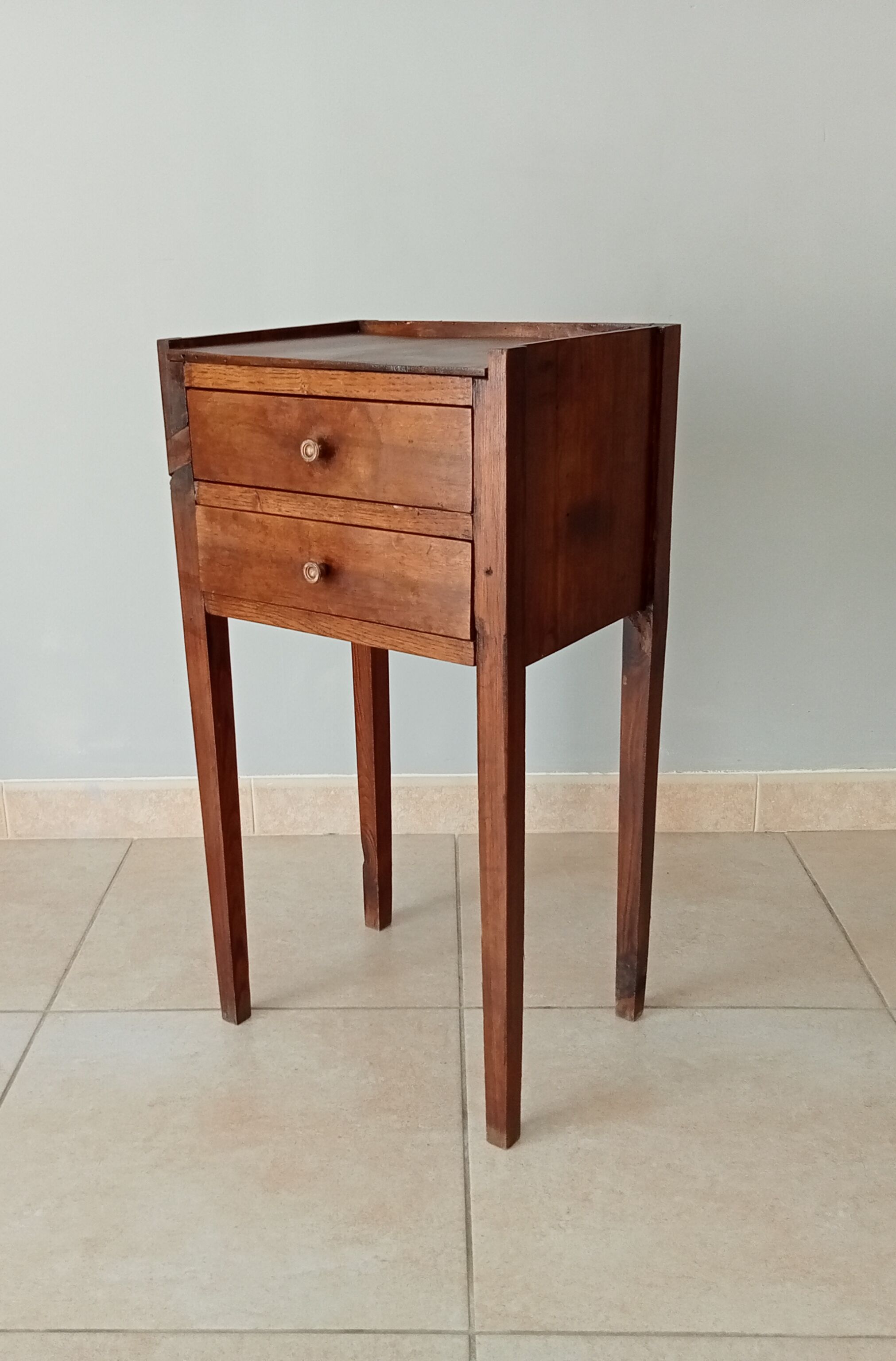 Walnut side table 20s/30s