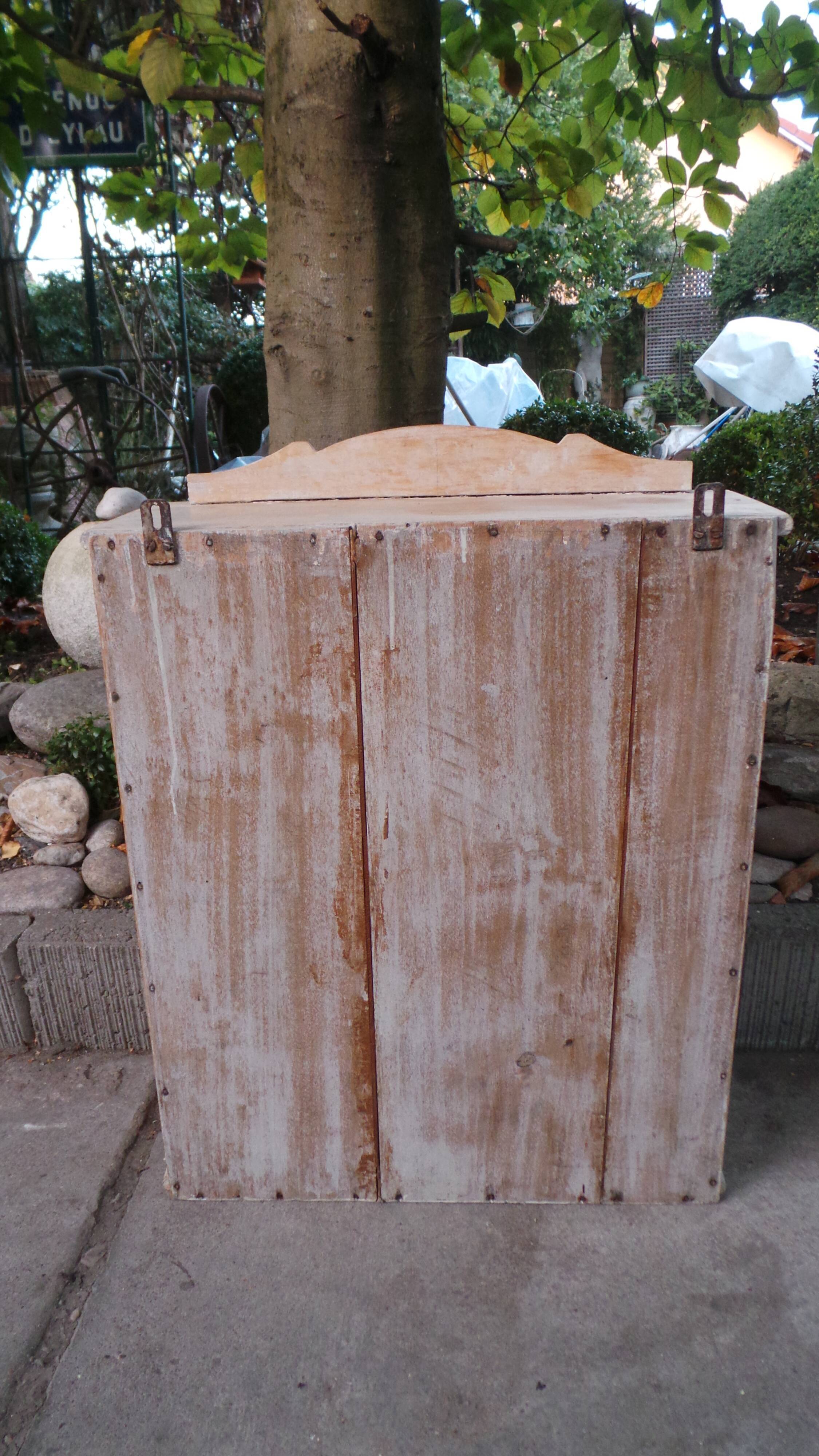 Screened medicine cabinet