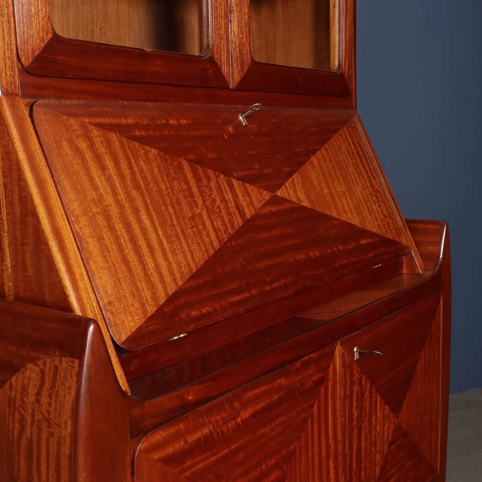 Vintage trumeau in mahogany veneer, Italy, 1950s.