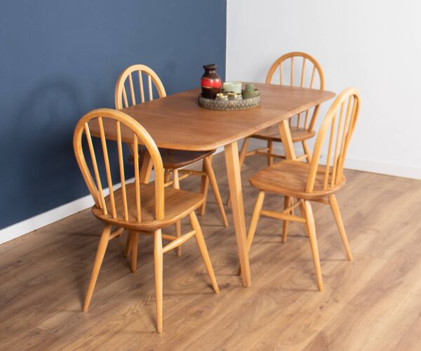 Table de salle à manger rétro blonde Ercol modèle 383 et quatre chaises de cuisine Windsor modèle 370