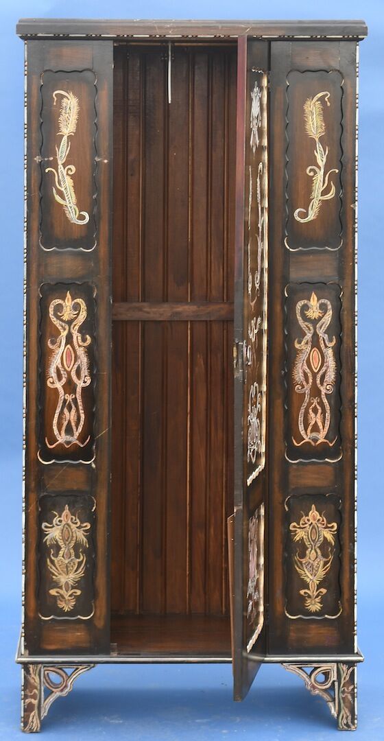 Painted bonnetière