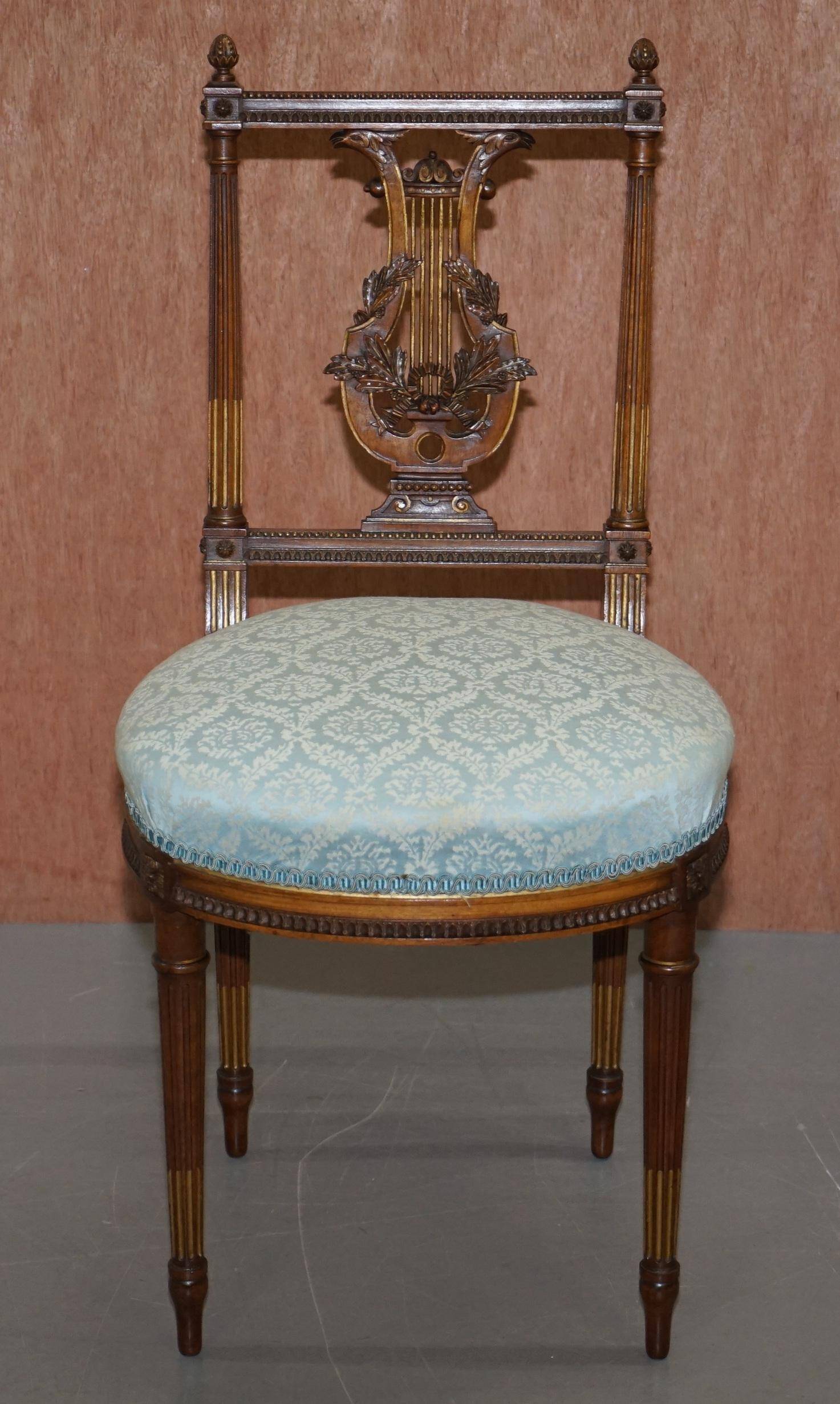 Paire de Chaises d'Appoint Sculptées en Bois Doré