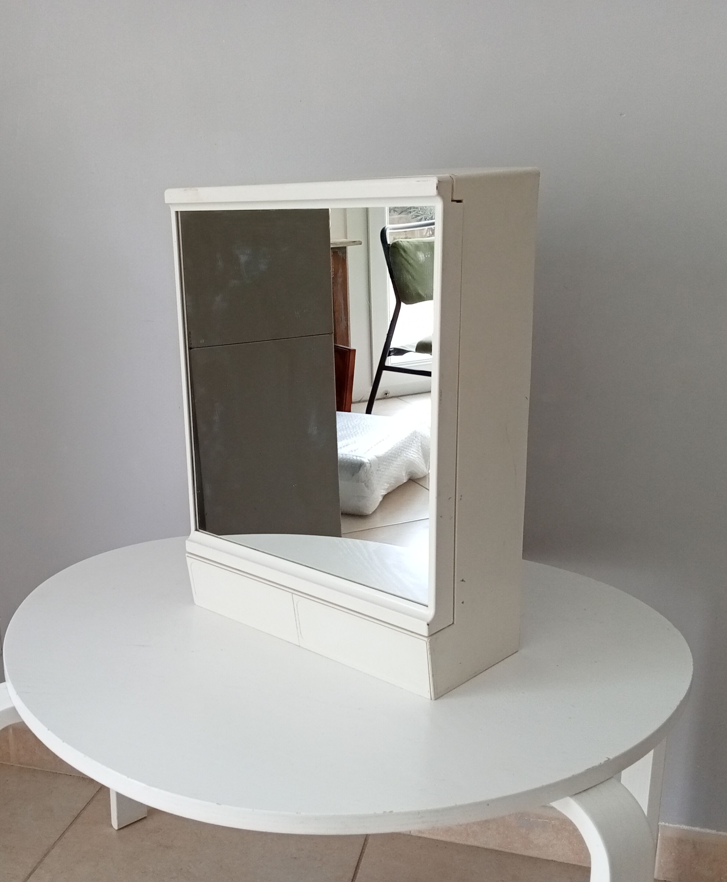 Vintage medicine cabinet 80s