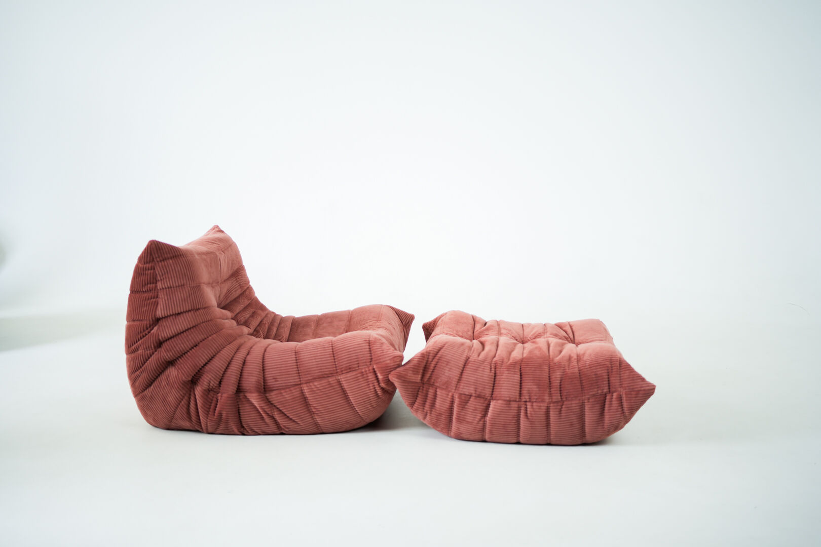 Ensemble de chaise et pouf Togo en velours côtelé framboise