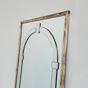 Grand miroir mural en verre biseauté de style Art Déco avec design d'arc architectural.