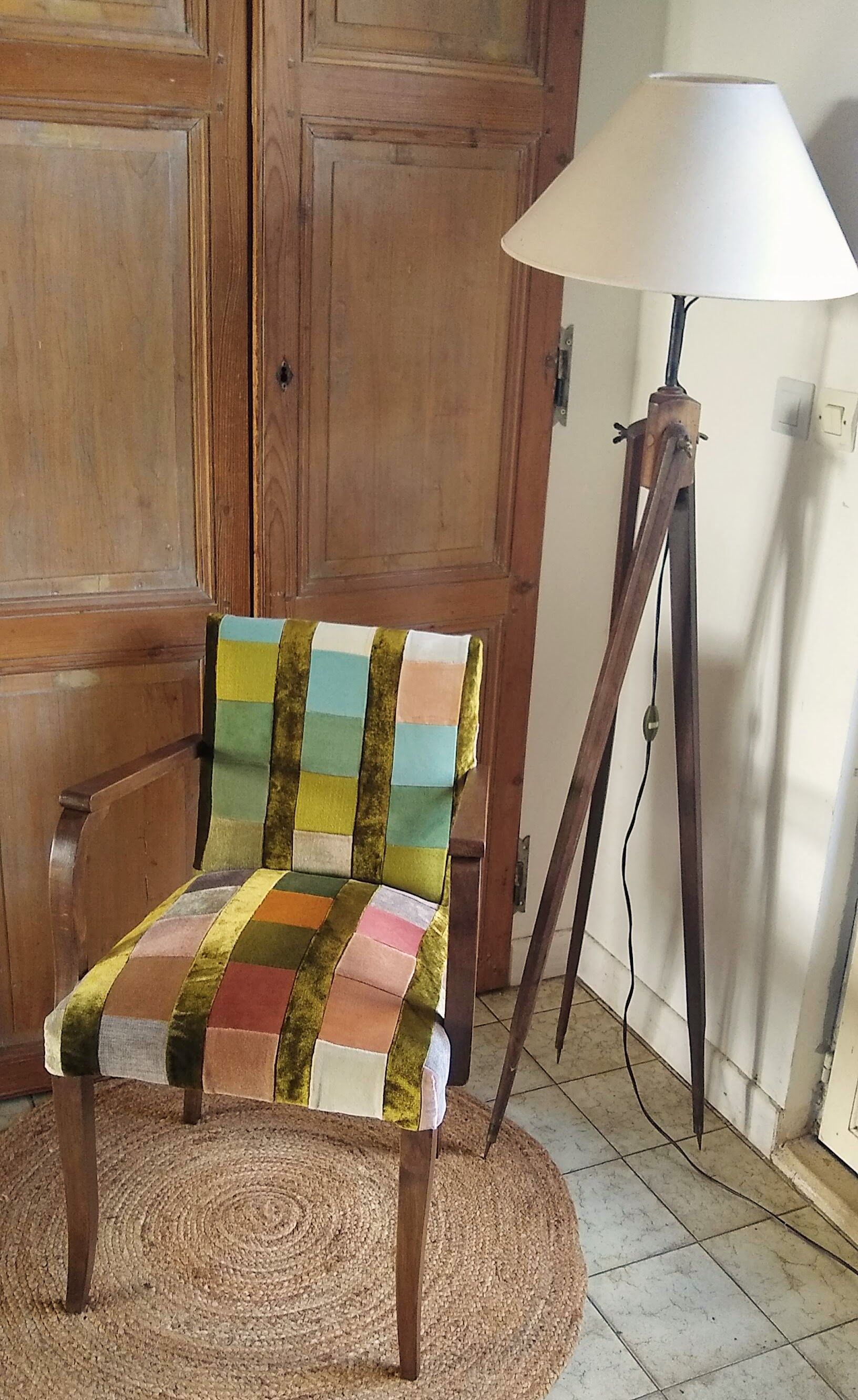 Fauteuil bridge des années 50 en patchwork de velours polychrome