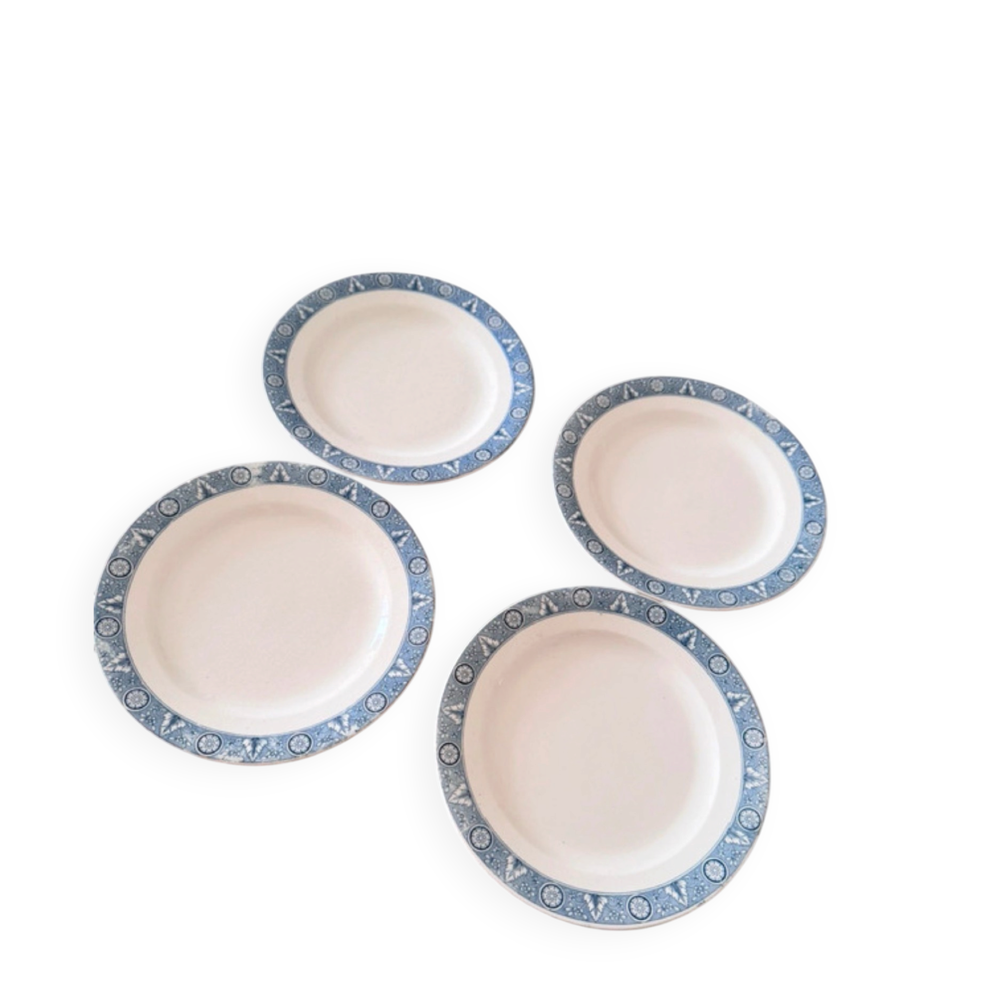 Lot de 4 belles assiettes plates en terre de fer