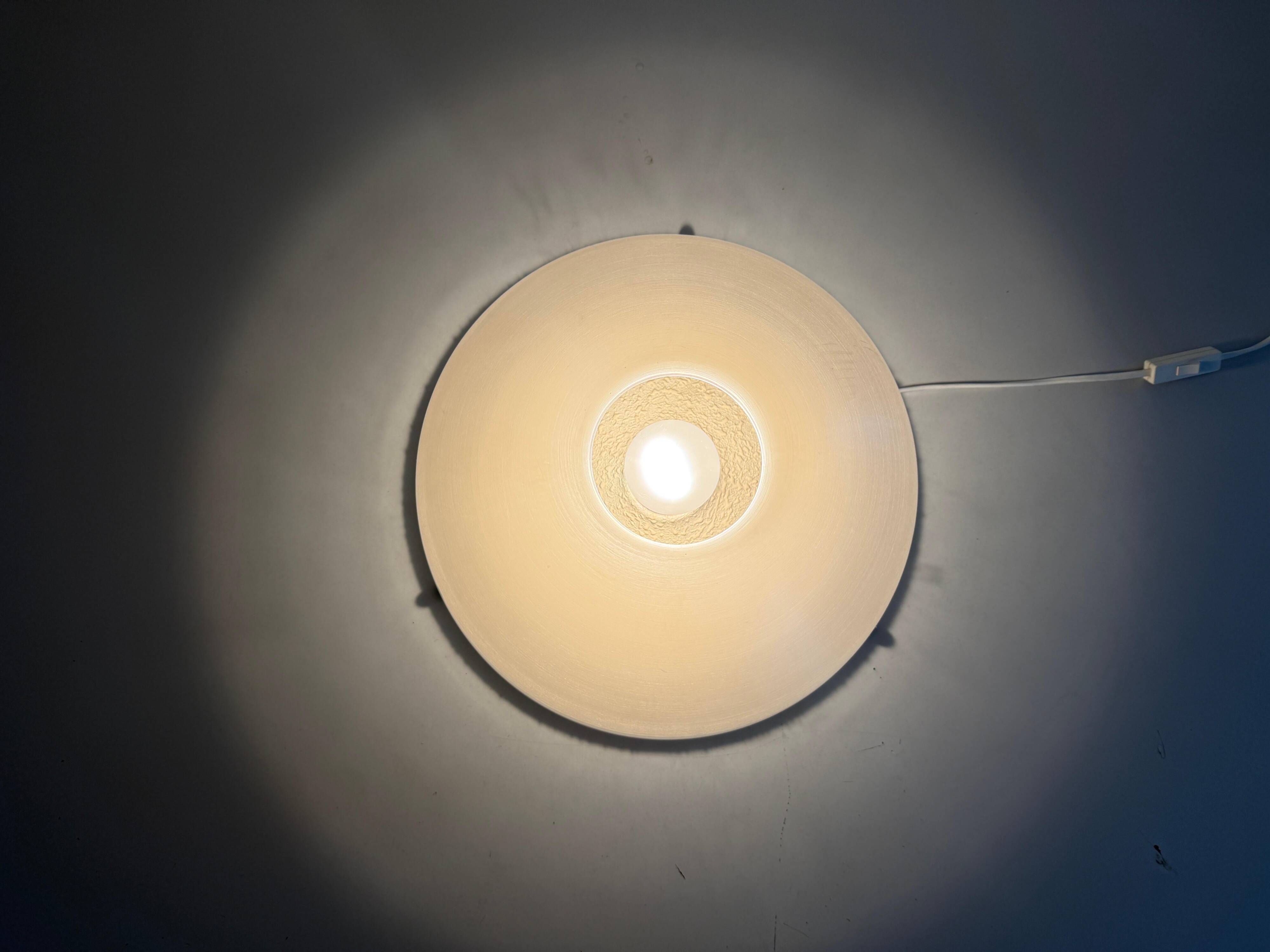 Lampe de table en métal semi-transparent et plexiglas par Harvey Guzzini, années 1960, Italie