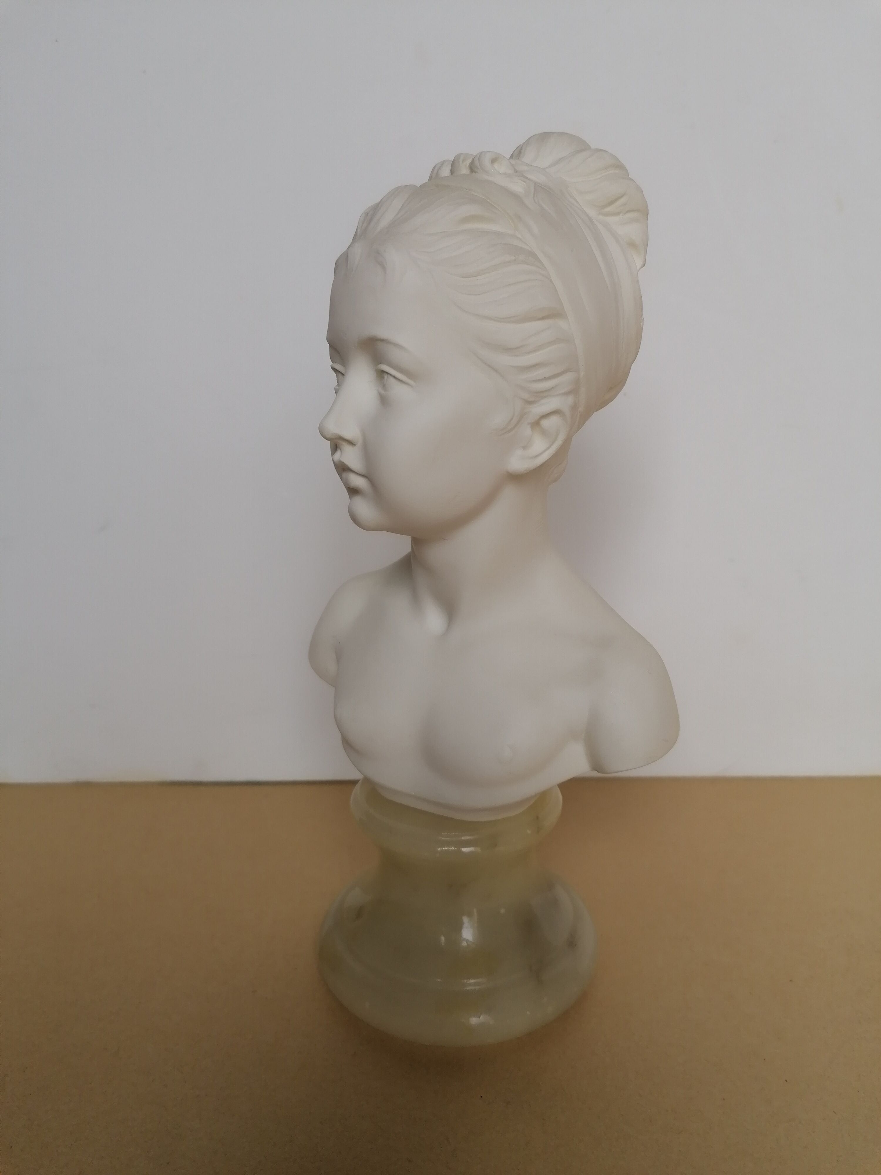 Buste jeune fille signé Giuseppe Bessi