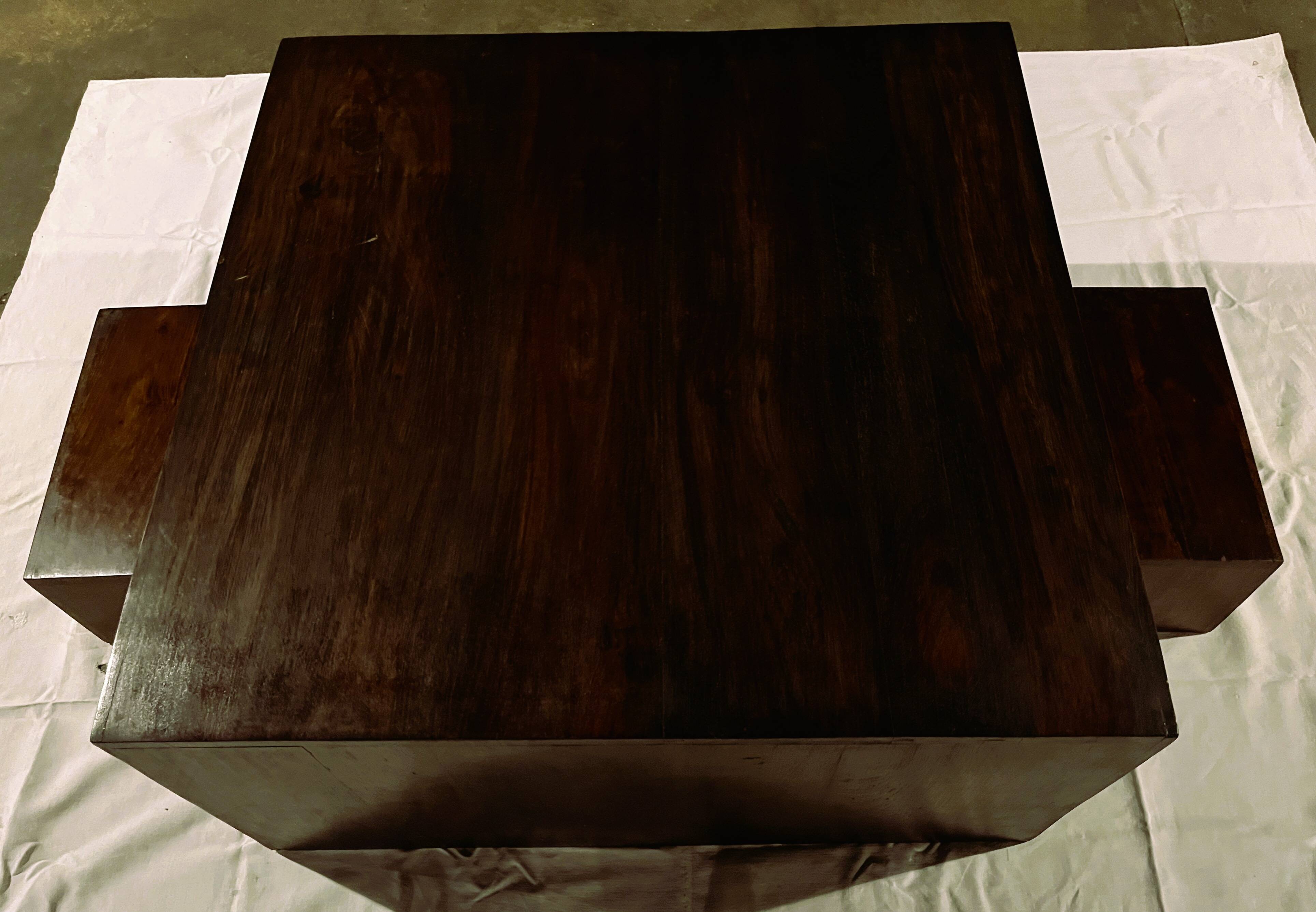 Table basse et 2 tabourets en bois foncé