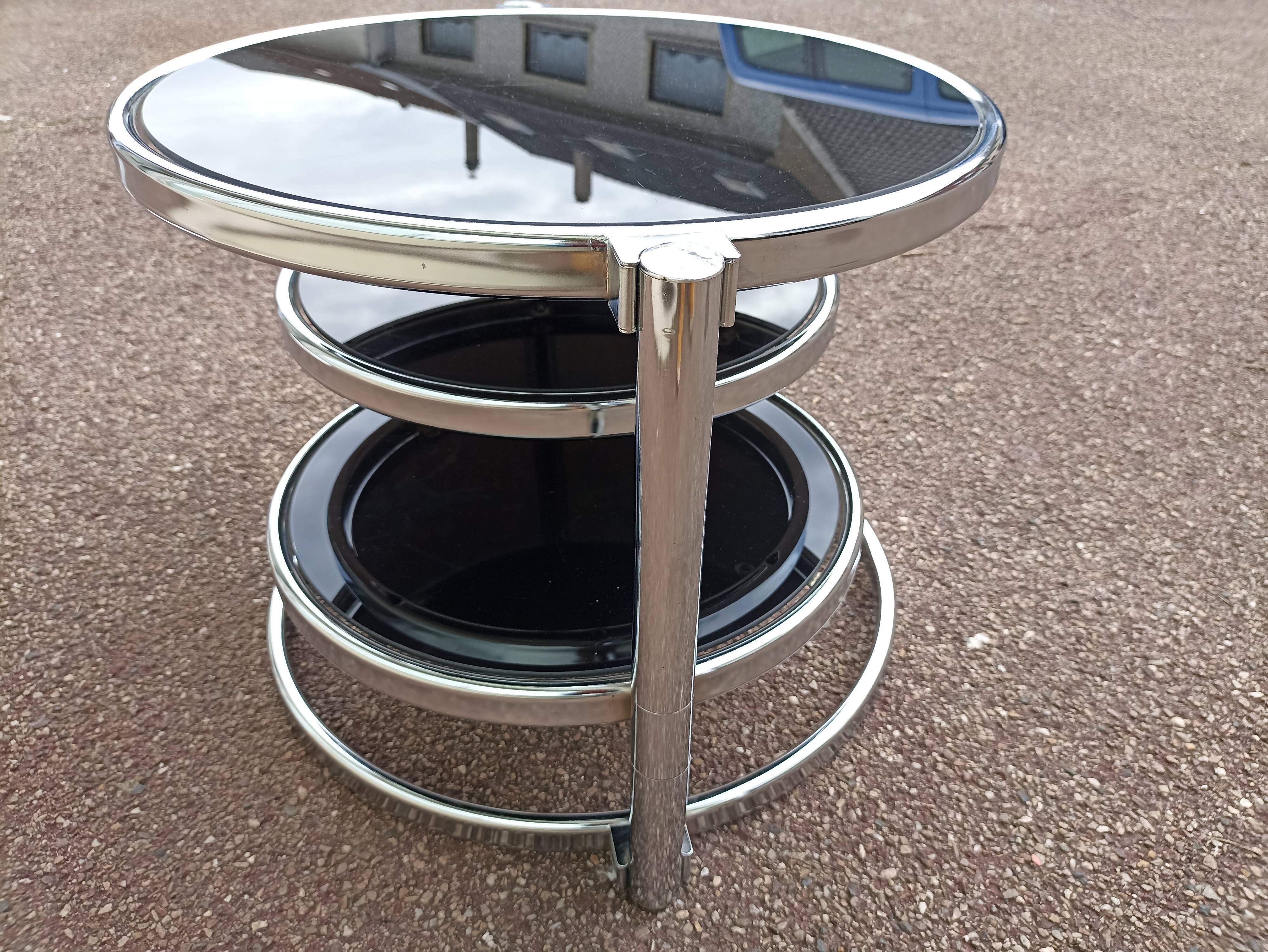 Round coffee table in glass and vintage chrome