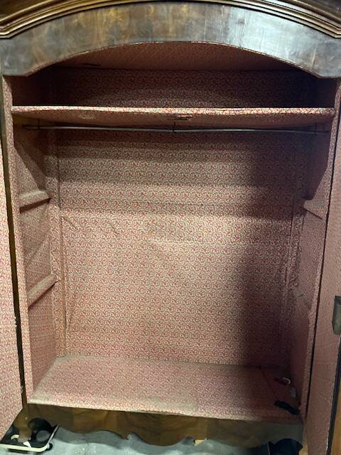 armoire noyer chapeau de gendarme