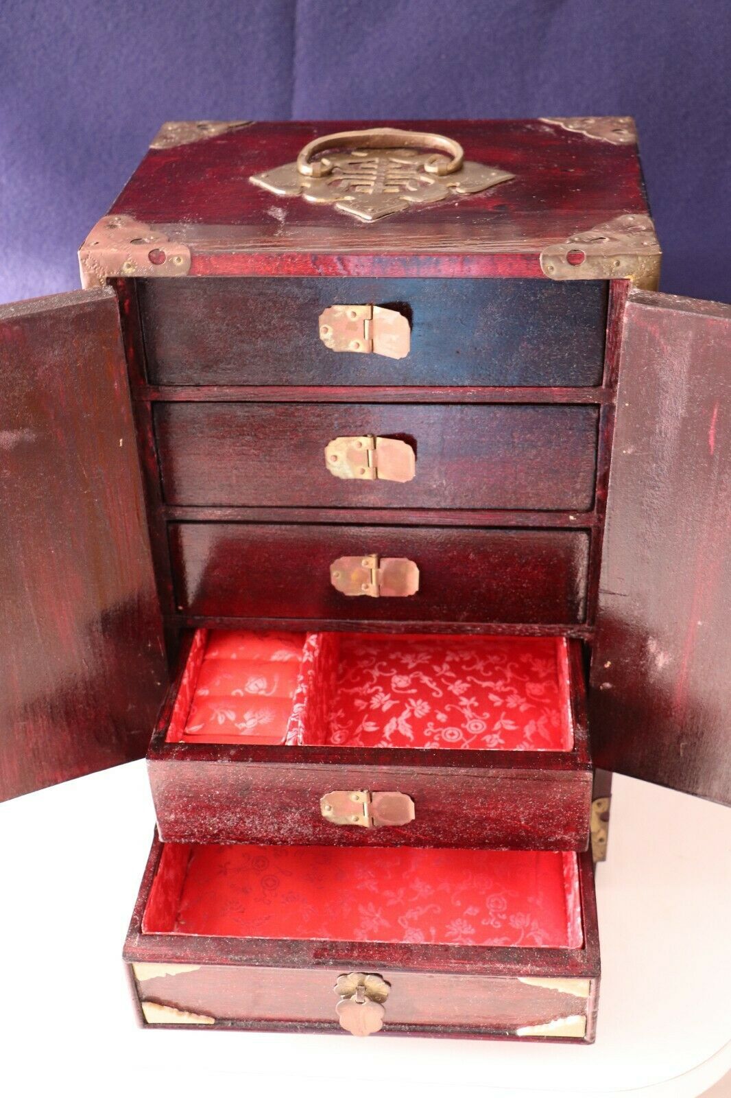 Chinese jewelry box in carved wood and inlaid stones 19th
