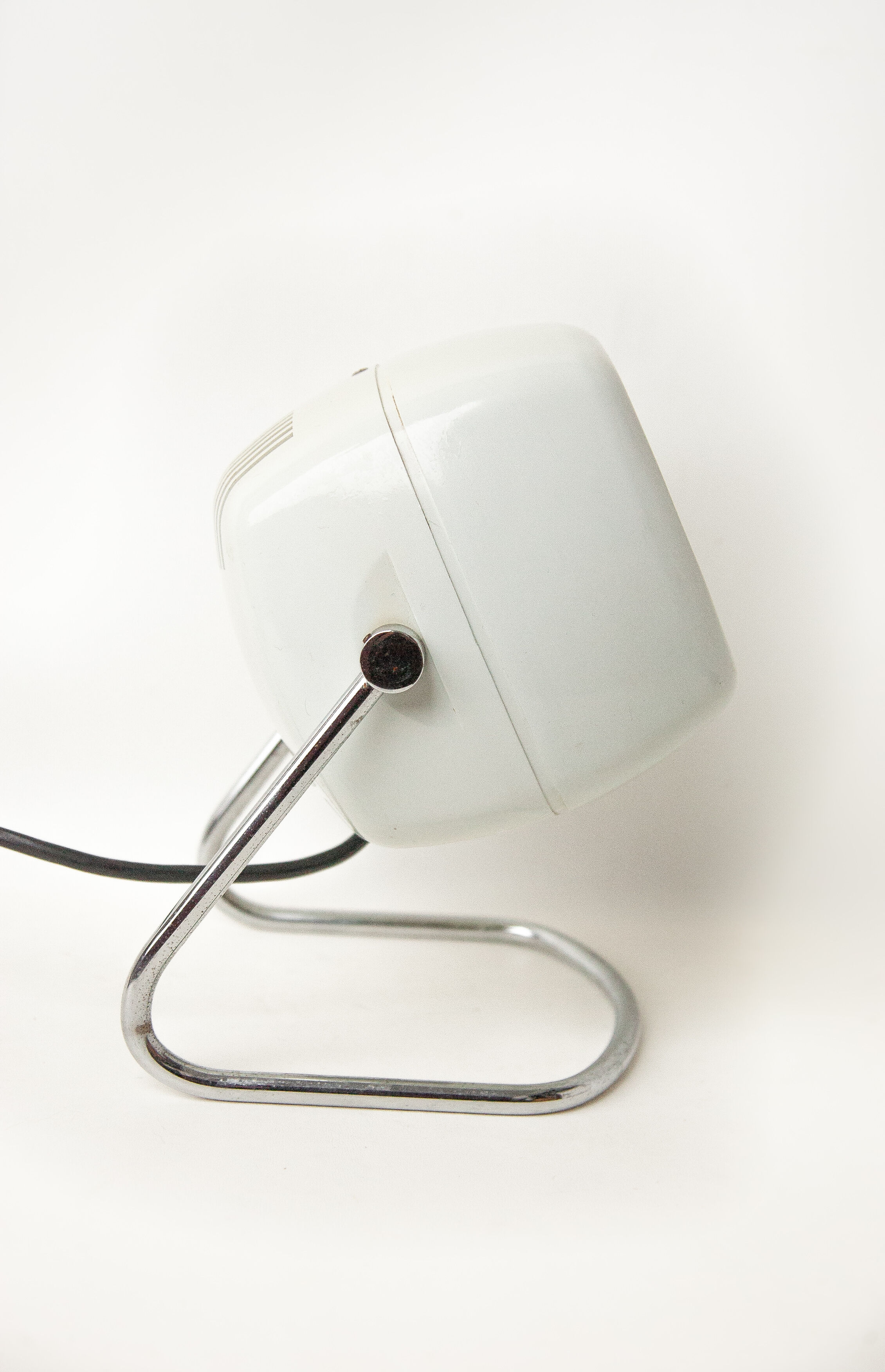 Vintage lay lamp by Harvey Guzzini for Harvey Luce, made in Italy, white metal lamp, space age, 60's