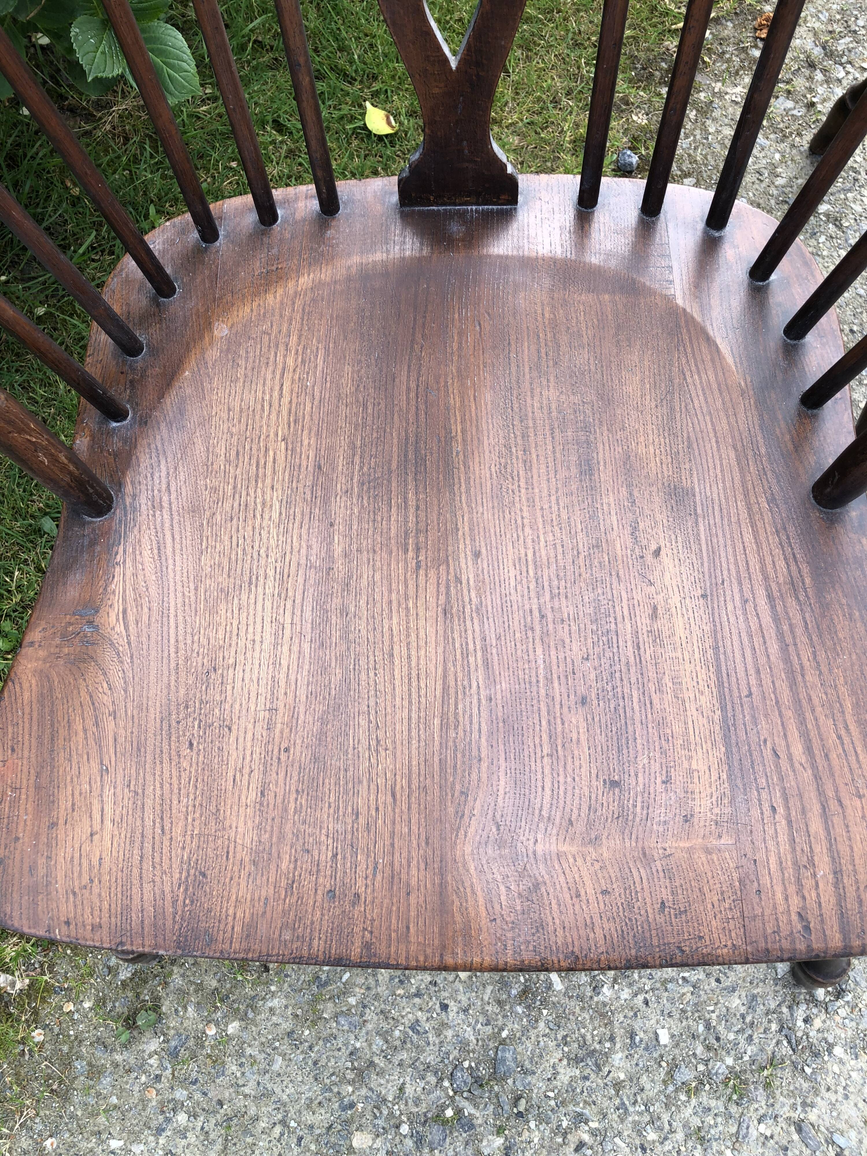 A pair of Windsor chairs in solid elm from the 1950s.