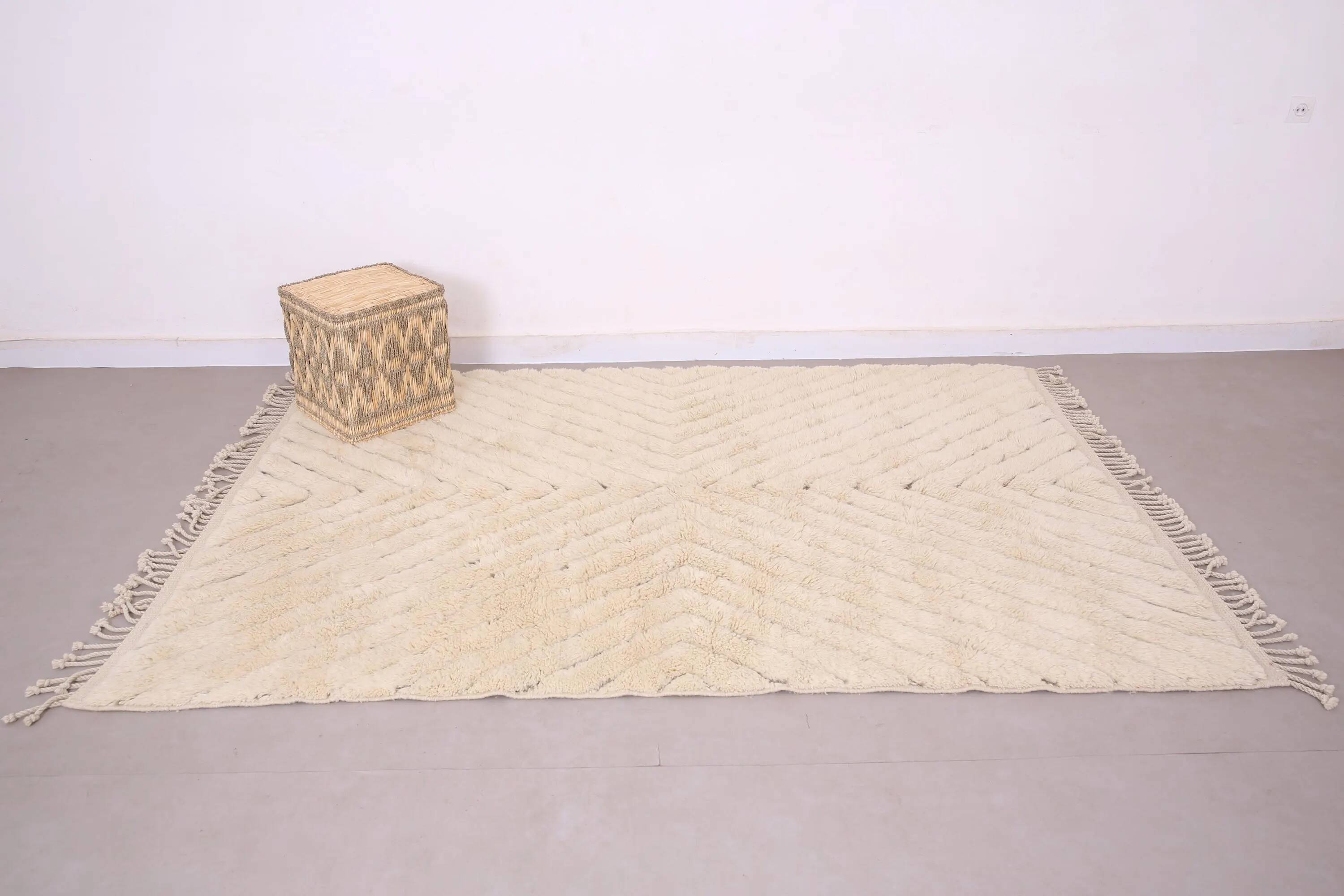 Moroccan handwoven wool rug, 250x150 cm, traditional style.