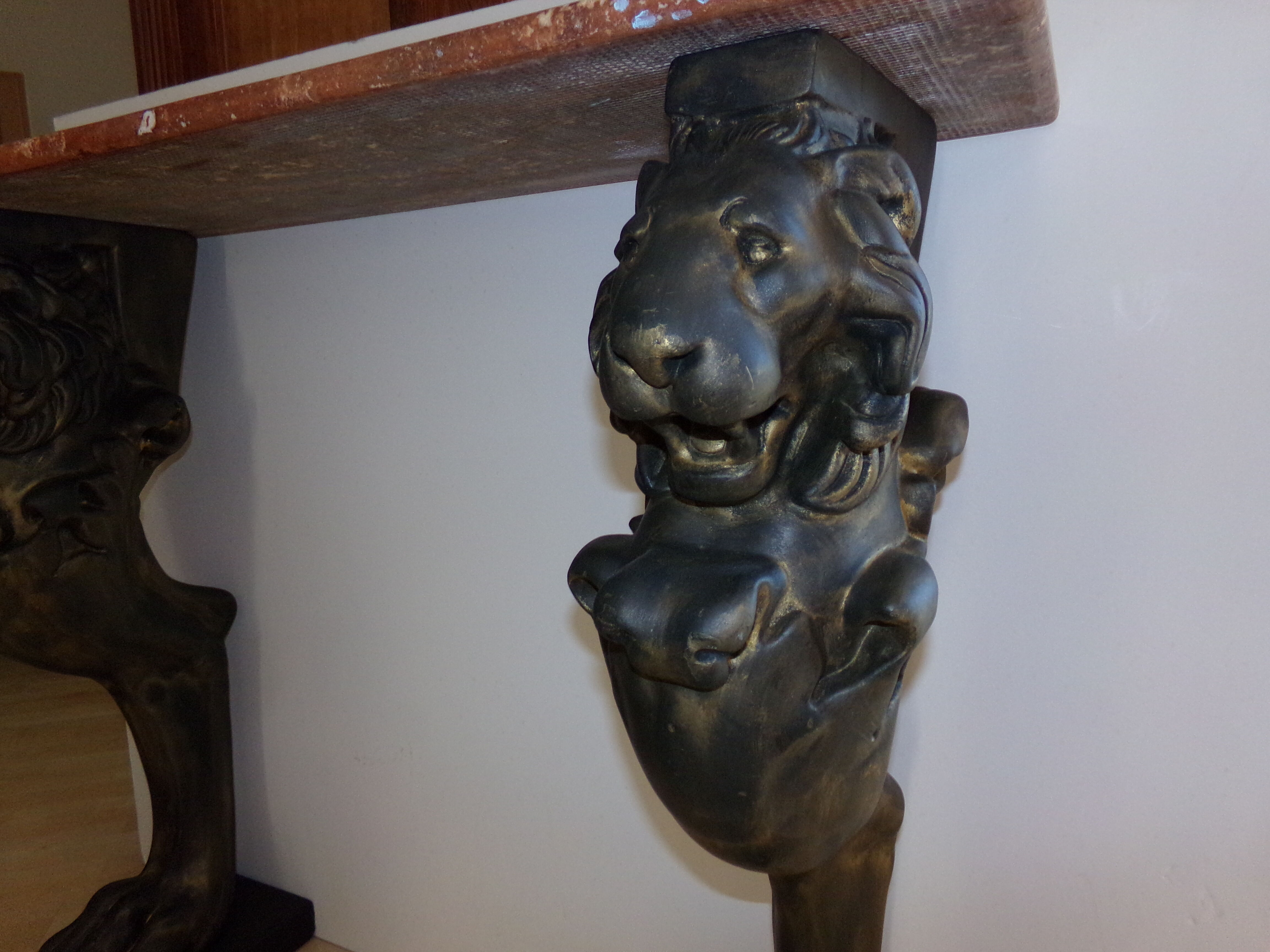 Console en marbre sur pieds lions