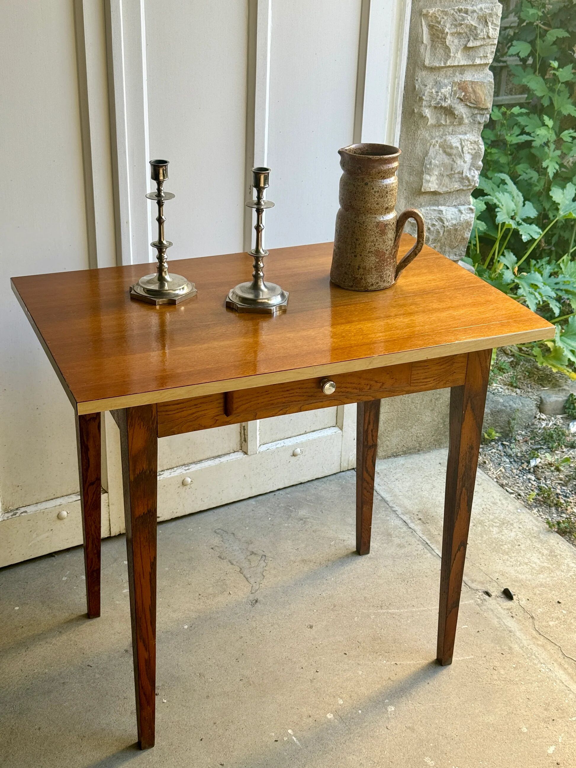 Petit bureau / table en bois et formica