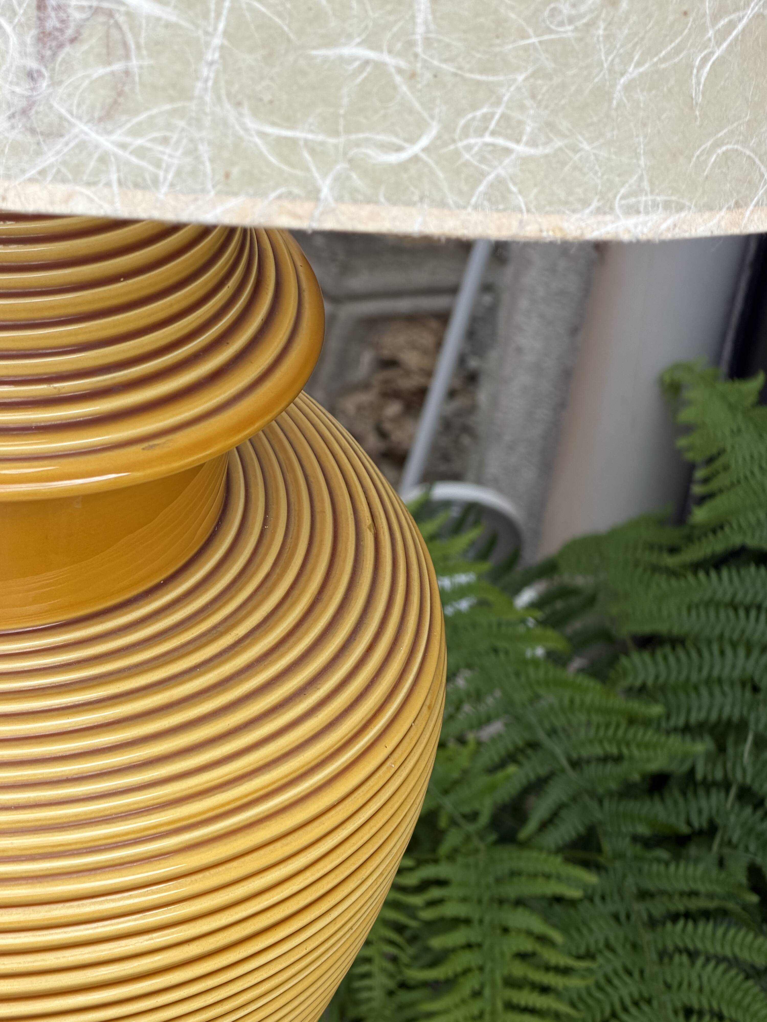 Grande lampe en céramique nervurée jaune moutarde 1970
