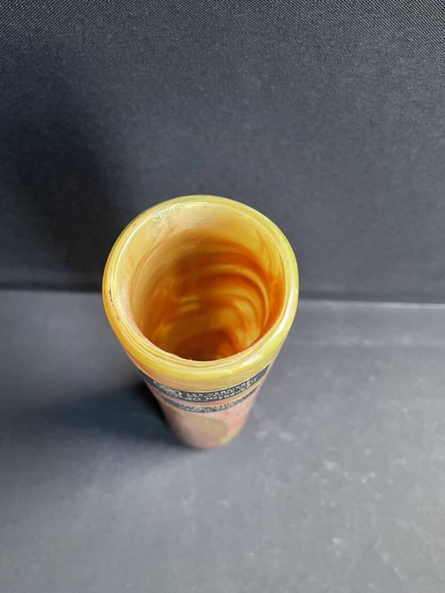 Vase cylindrique signé – Verriers de Maure Vieil