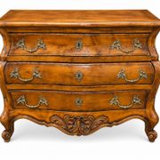 Commode tombeau galbée Louis XV