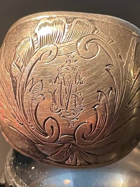 Engraved sugar tongs in solid silver with Minerva hallmark and lion's claws