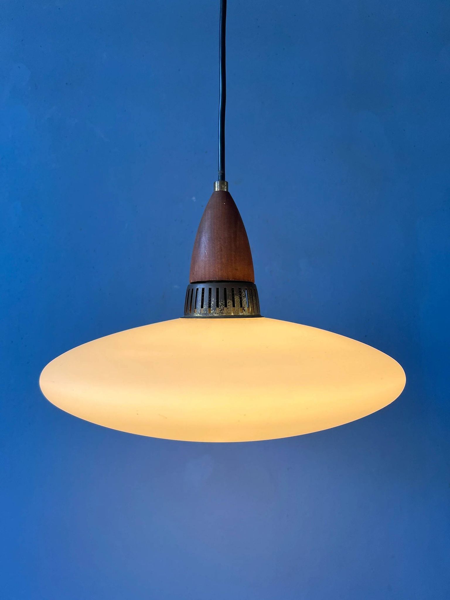 Suspension en verre opalin (style Philips) - Louis Kalff