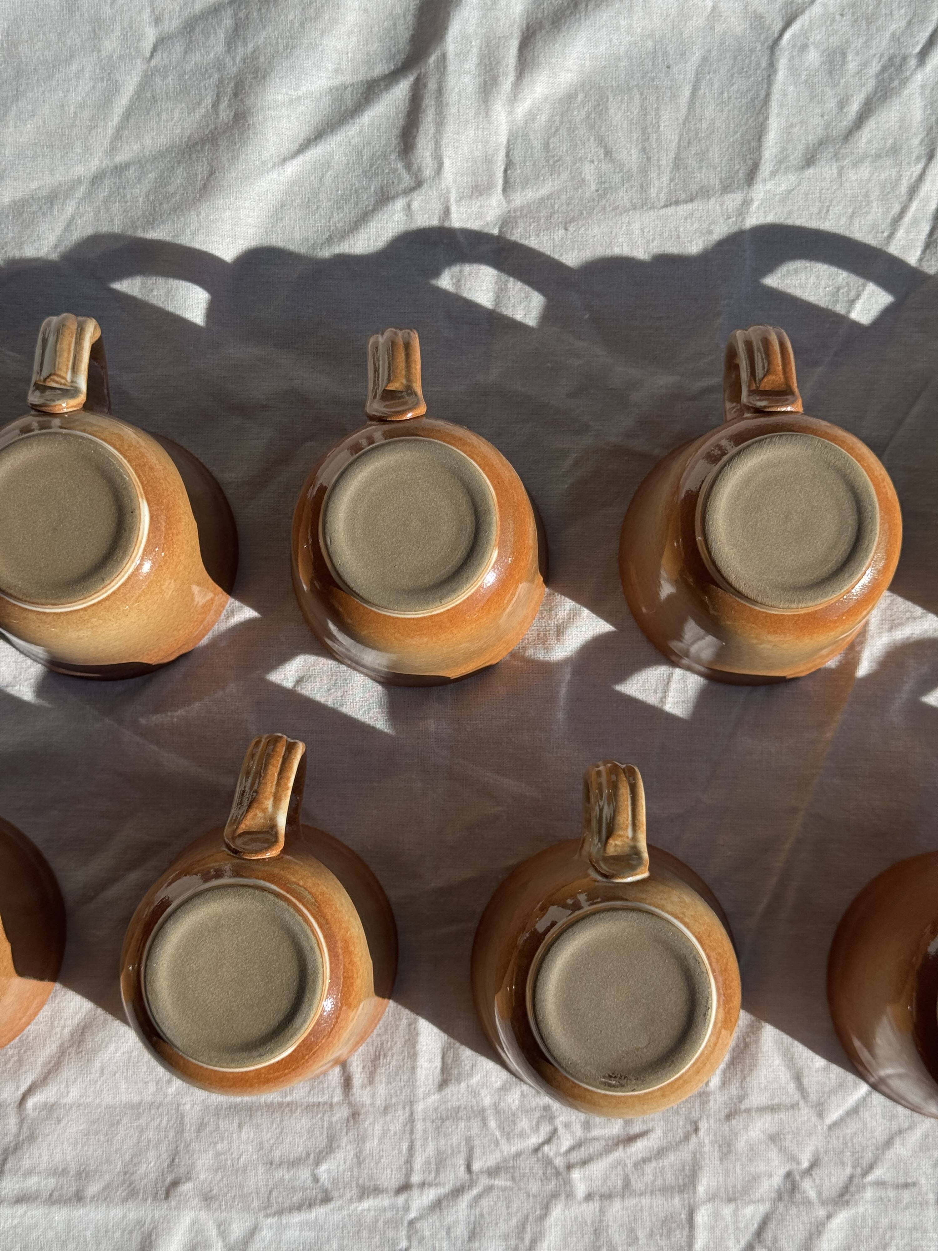 Lot de 11 tasses à café en grès à anse