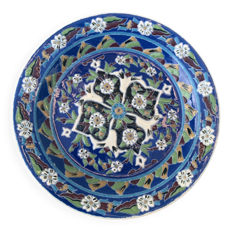 Assiette de collection artisanal, en céramique émaillée avec émaux, signe par Adiguzel Gini, Turquie