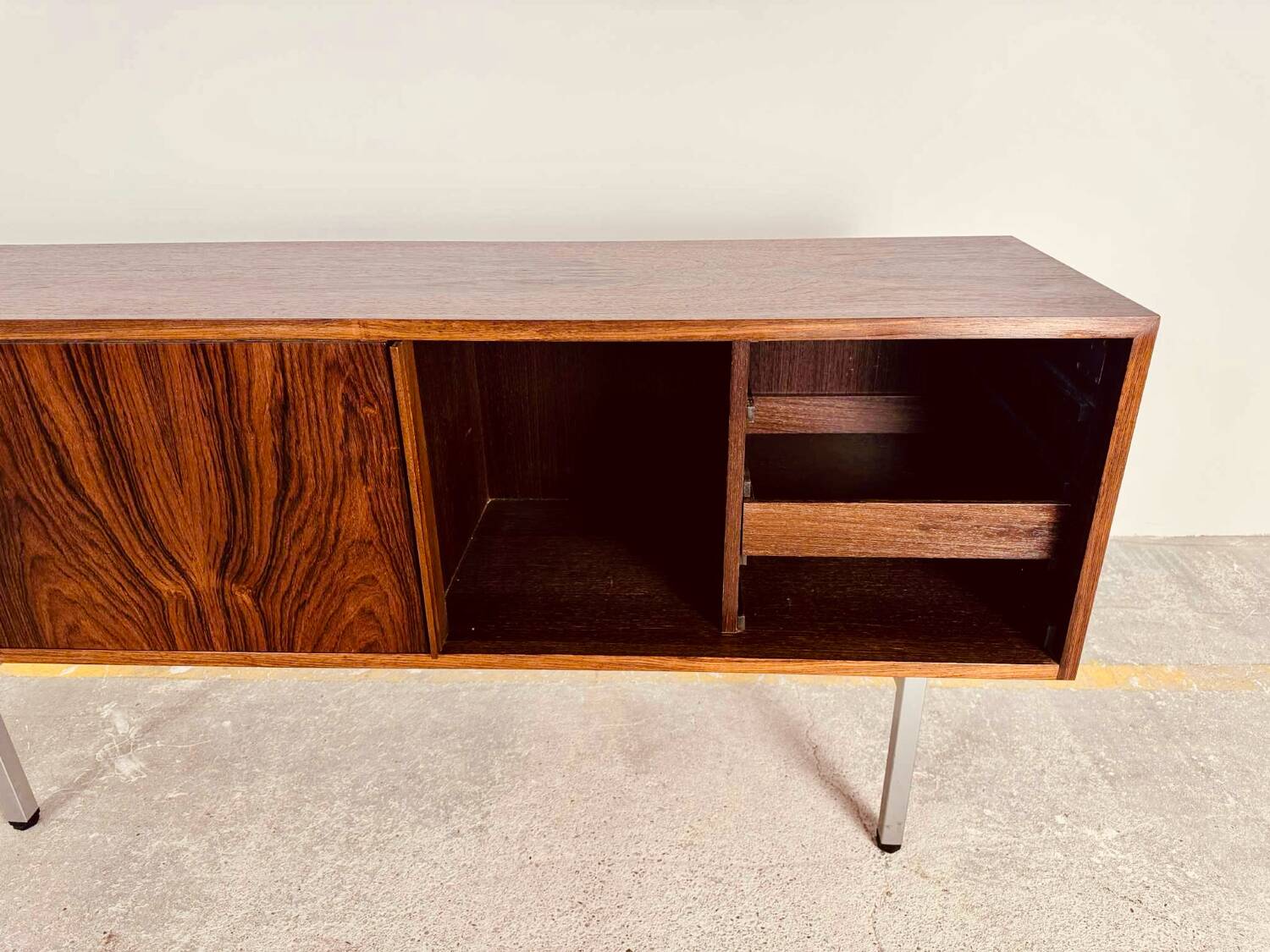 Small enfilade, 142 cm long, with 2 doors in rosewood.