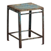 Tabouret industriel ancien en bois de pin et fer – Europe centrale, vers 1950