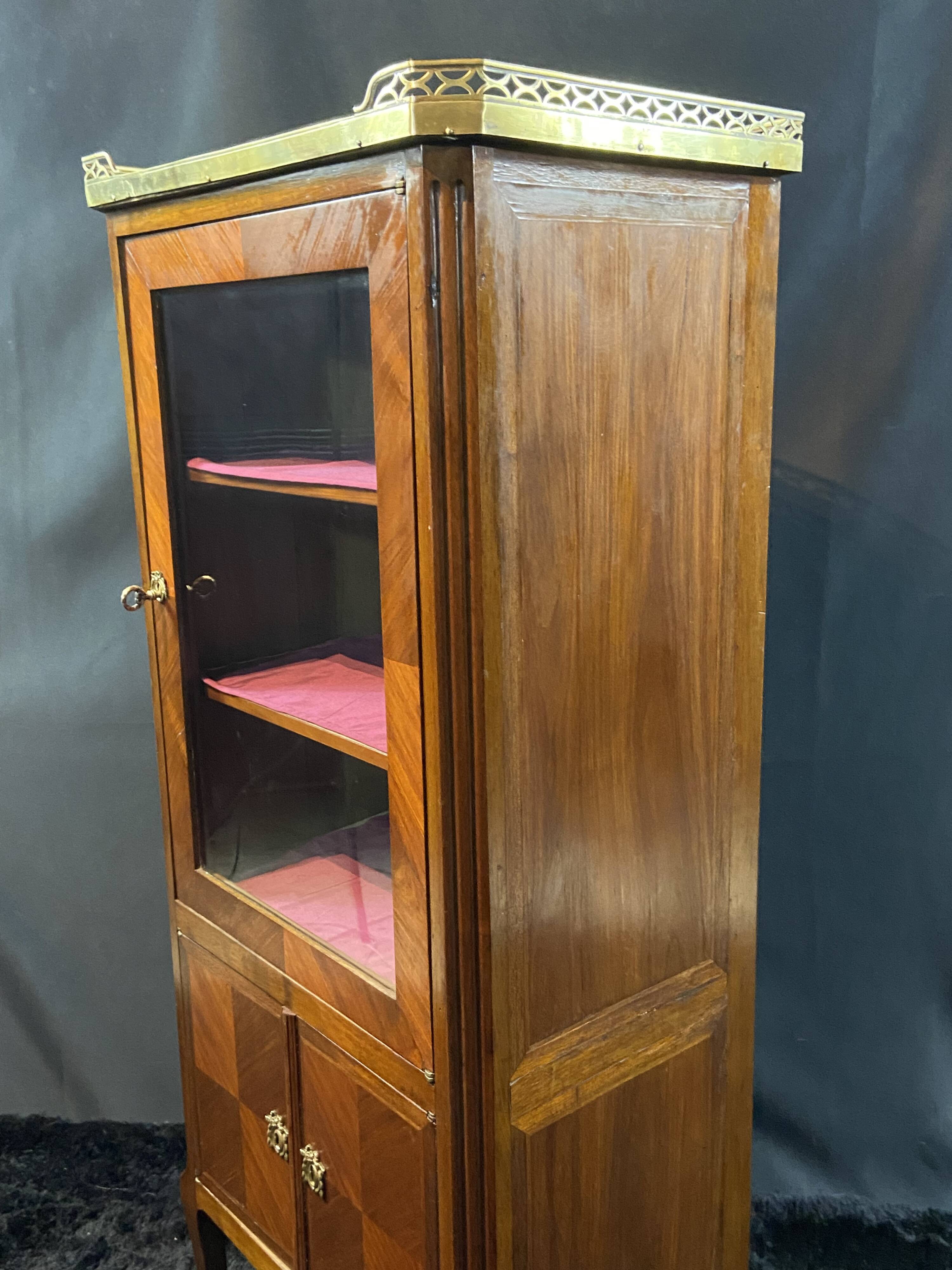 Small 19th-century display cabinet in the Transition style between Louis XV and Louis XVI.